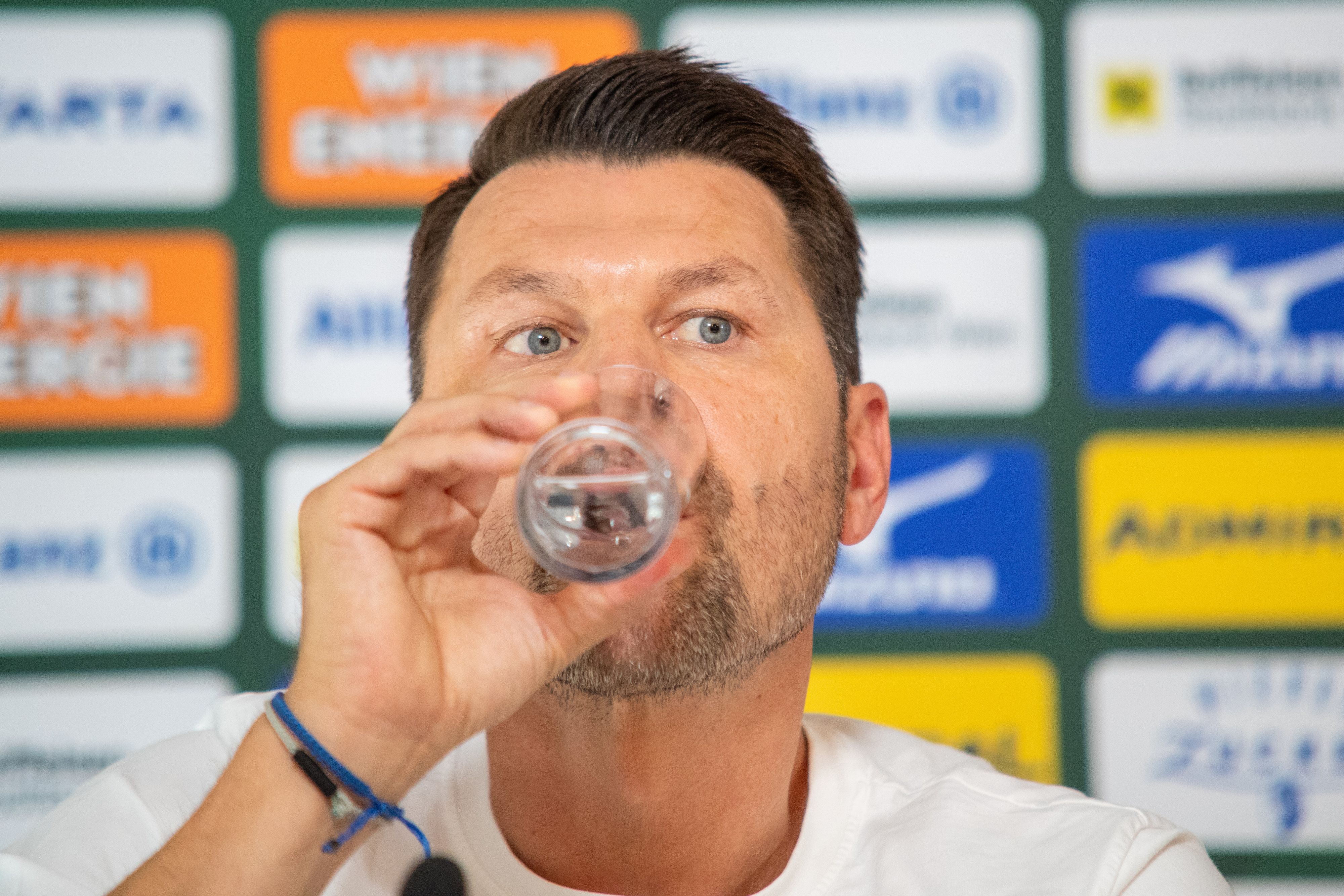 Markus Katzer trinkt ein Glas Wasser.