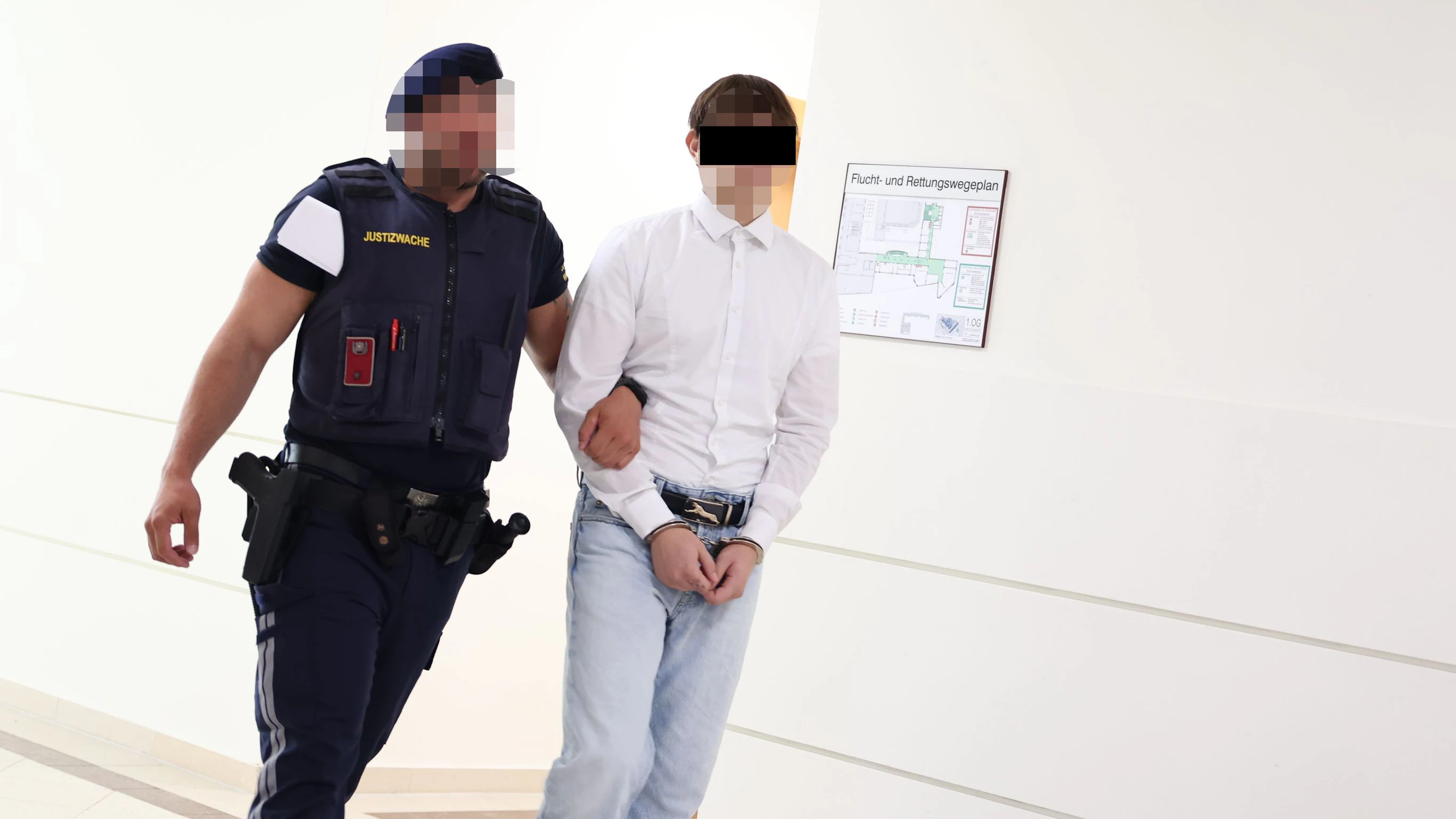 Der 16-Jährige kam im hellen Hemd – seine Weste ist allerdings alles andere als weiß…