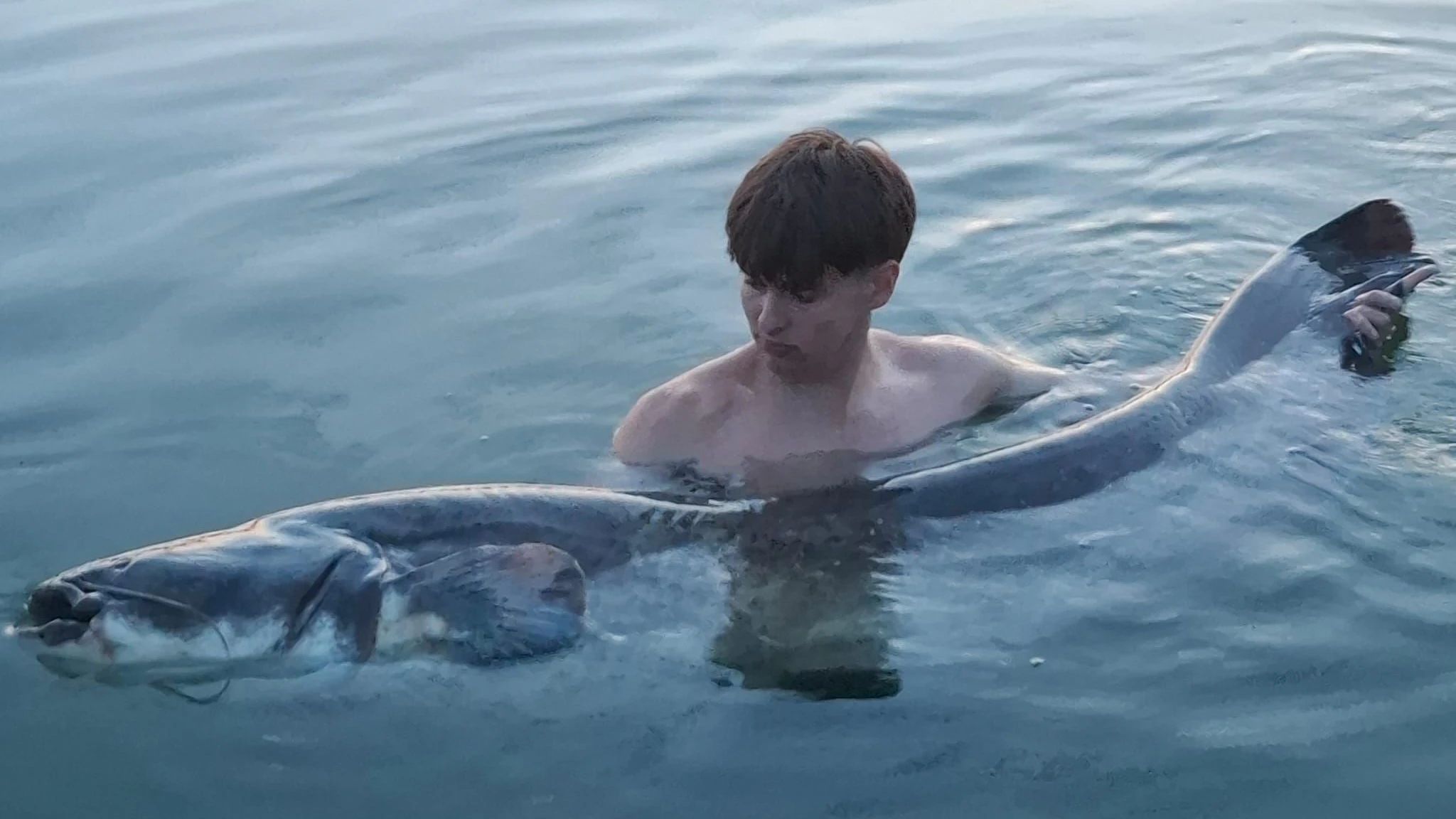 Sein Bruder und ein Freund halfen ihm dabei, den "Traumfisch" zu fotografieren.