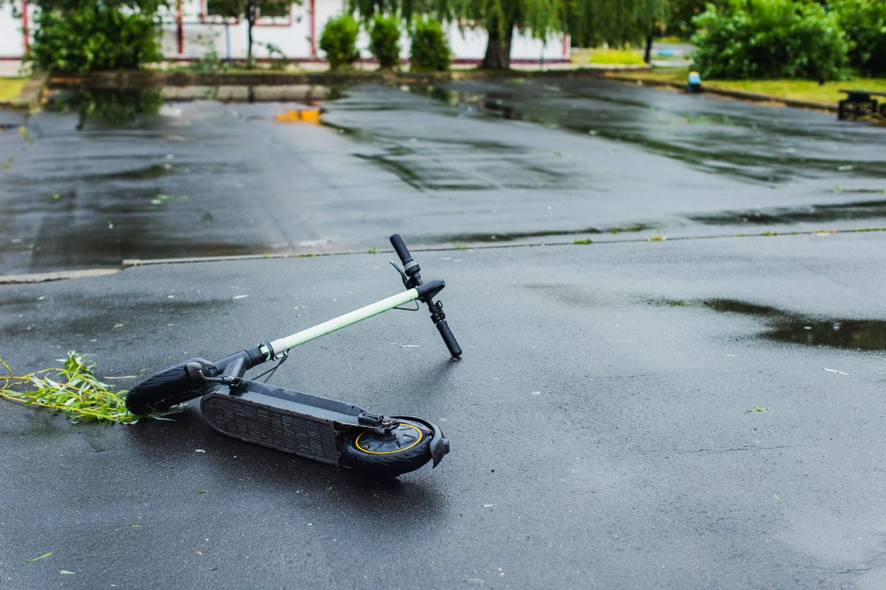 Der 24-jährige E-Scooter-Fahrer wurde bei dem Unfall verletzt.