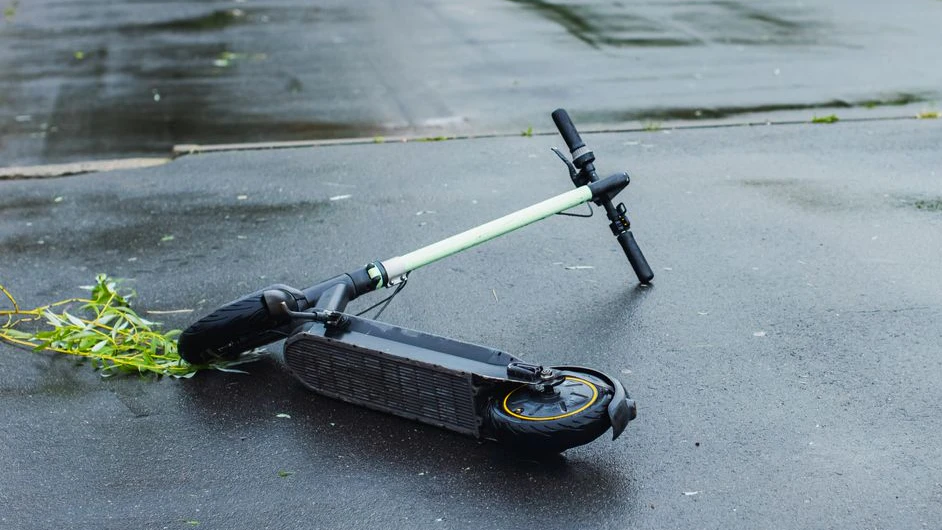 Heute.at - Vermummter fährt Polizist um – beide schwer verletzt