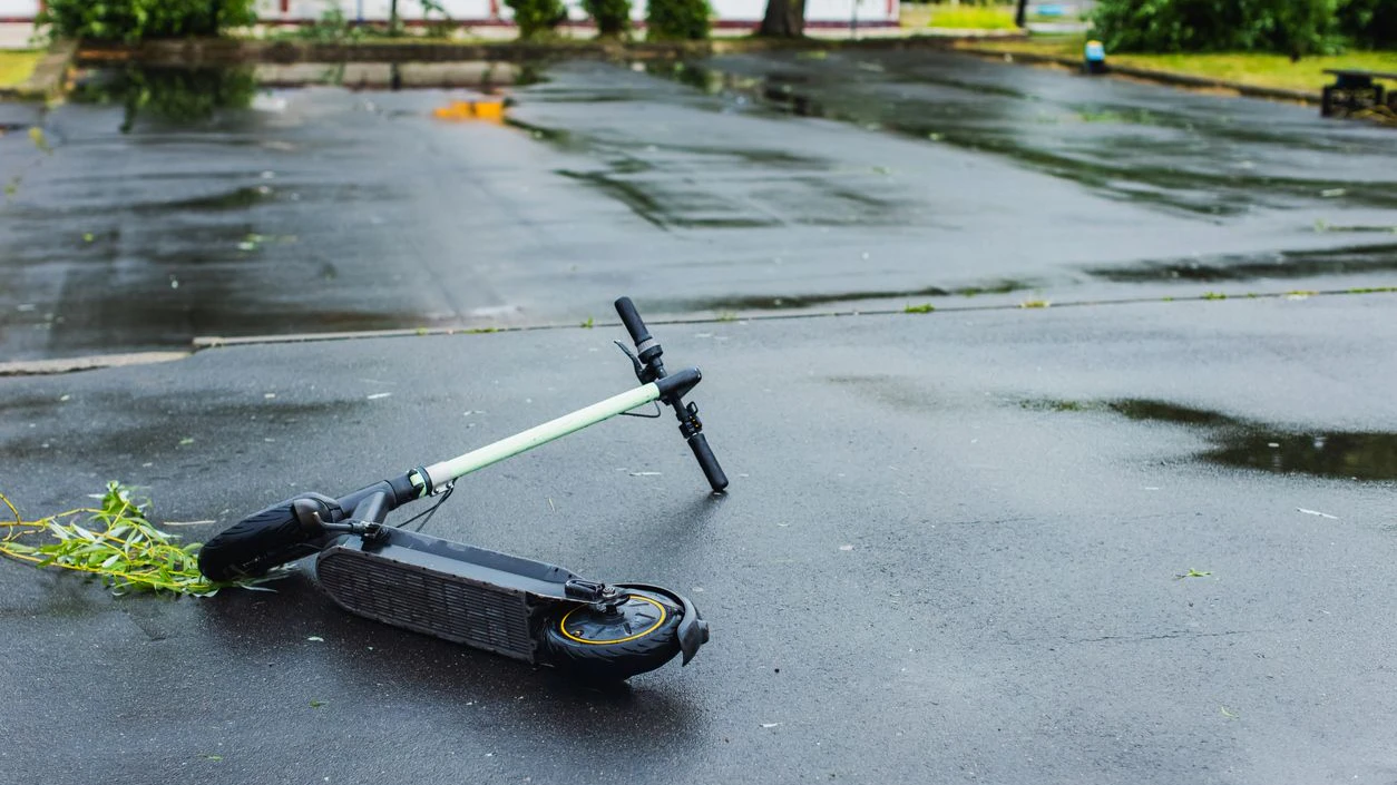 Der 24-jährige E-Scooter-Fahrer wurde bei dem Unfall verletzt.
