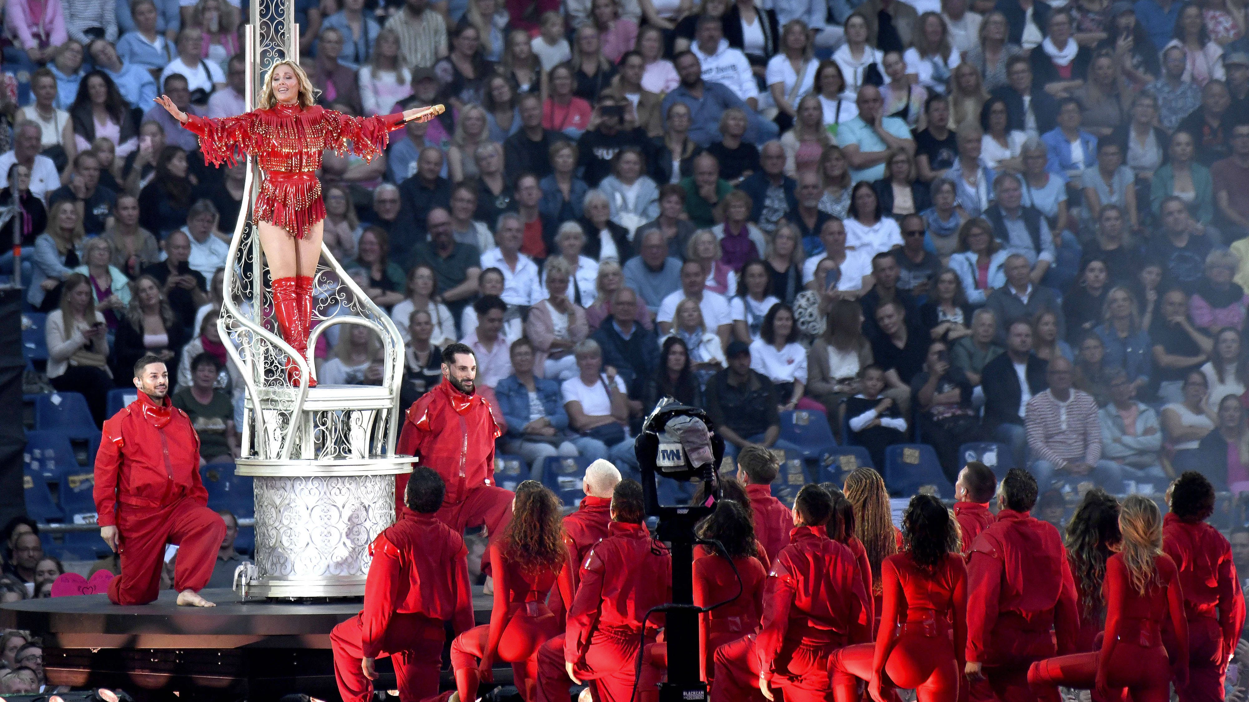 Helene Fischer live bei einem Konzert ihrer 360Â Stadion Tour in der Heinz von Heiden Arena. Hannover, 07.07.2026 Hinweis: Verwendung nur redaktionell in Bezug auf das Konzert bzw. die aktuelle Tour *** Helene Fischer performing live at a concert on her 360 Stadium Tour at the Heinz von Heiden Arena in Hanover, July 7, 2026. Note: For editorial use only in connection with the concert or the current tour. Foto:xC.xNiehausx/xFuturexImagex fischer_6736