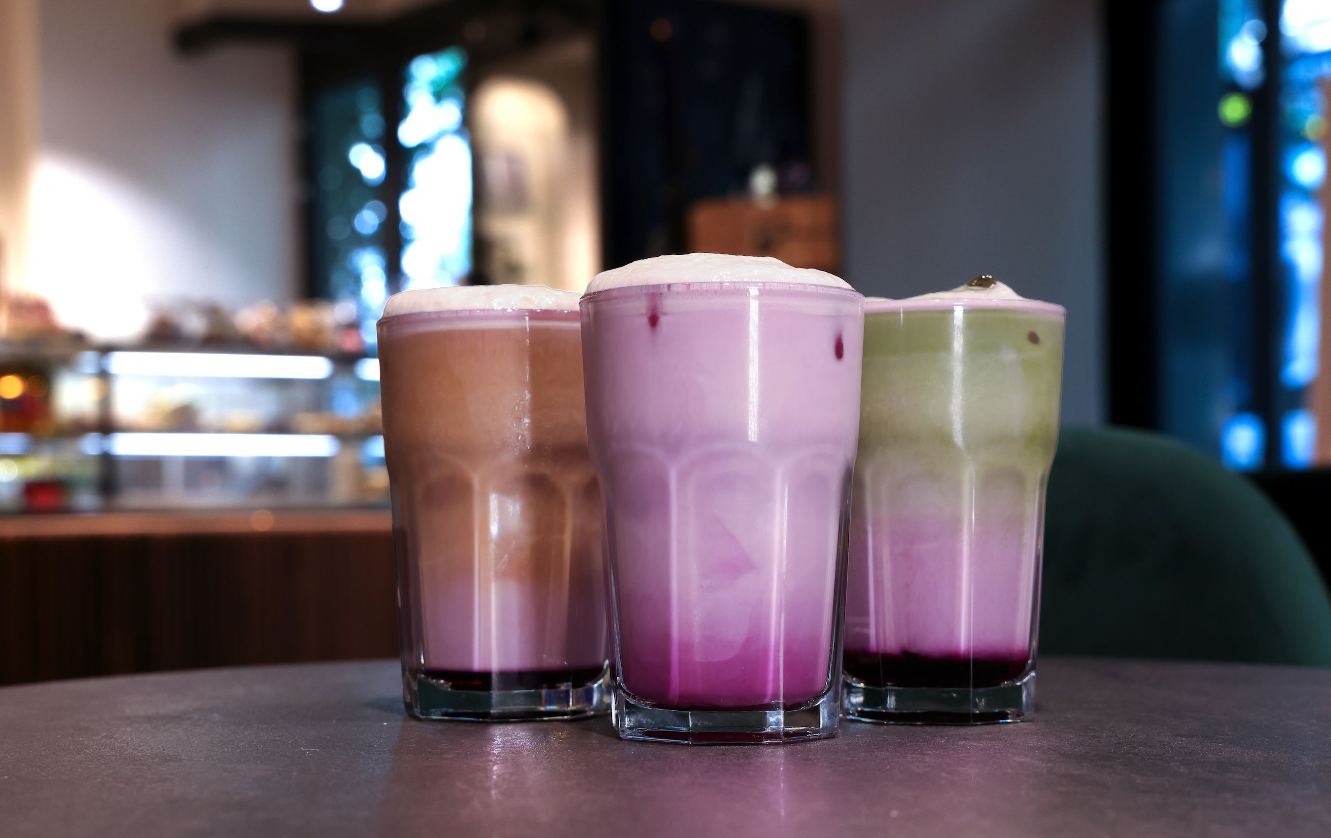 Tchibo bringt den Ube Latte in drei Varianten in die Filialen, eine davon mit einem Schuss Kaffee.