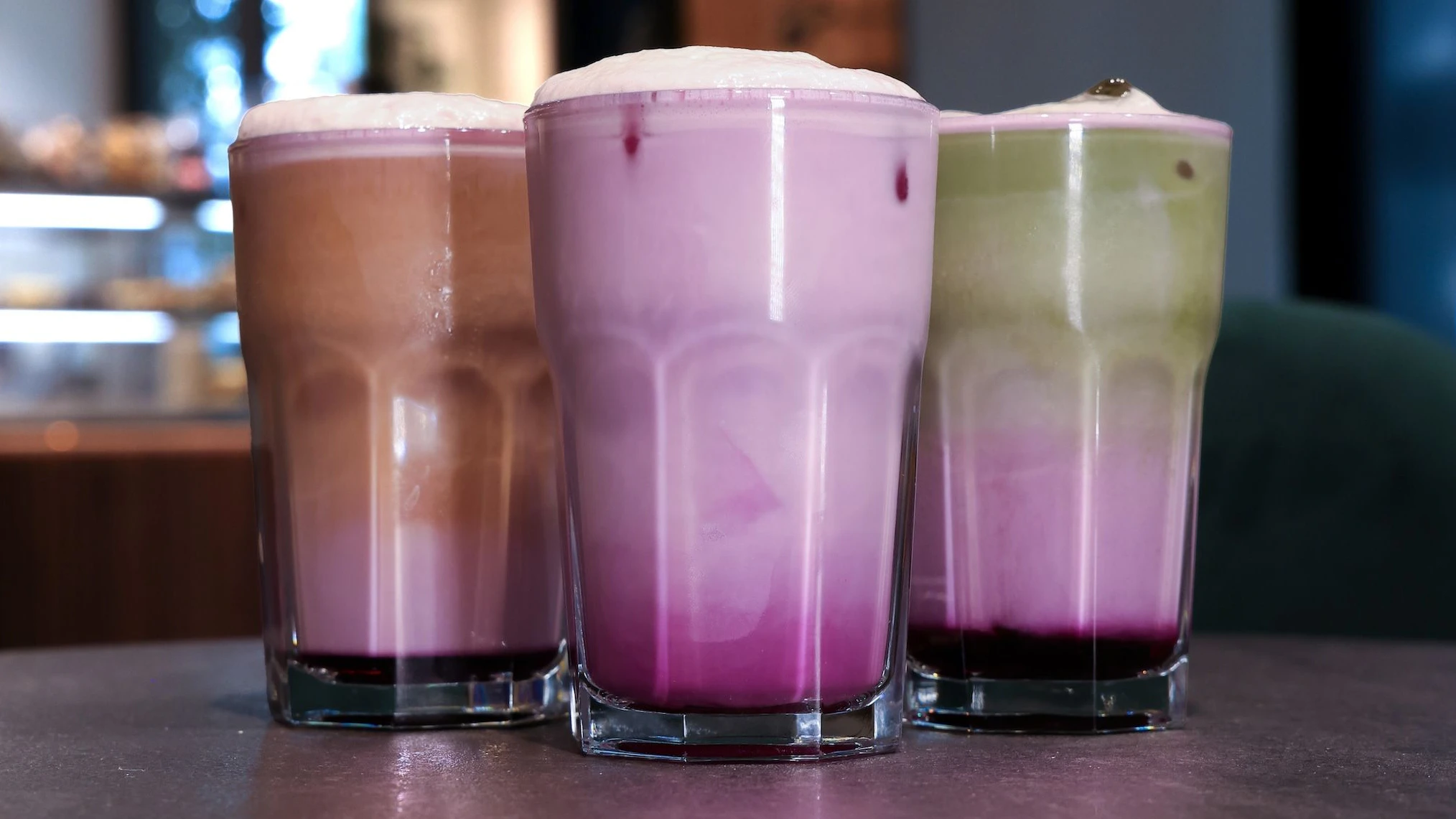 Tchibo bringt den Ube Latte in drei Varianten in die Filialen, eine davon mit einem Schuss Kaffee.