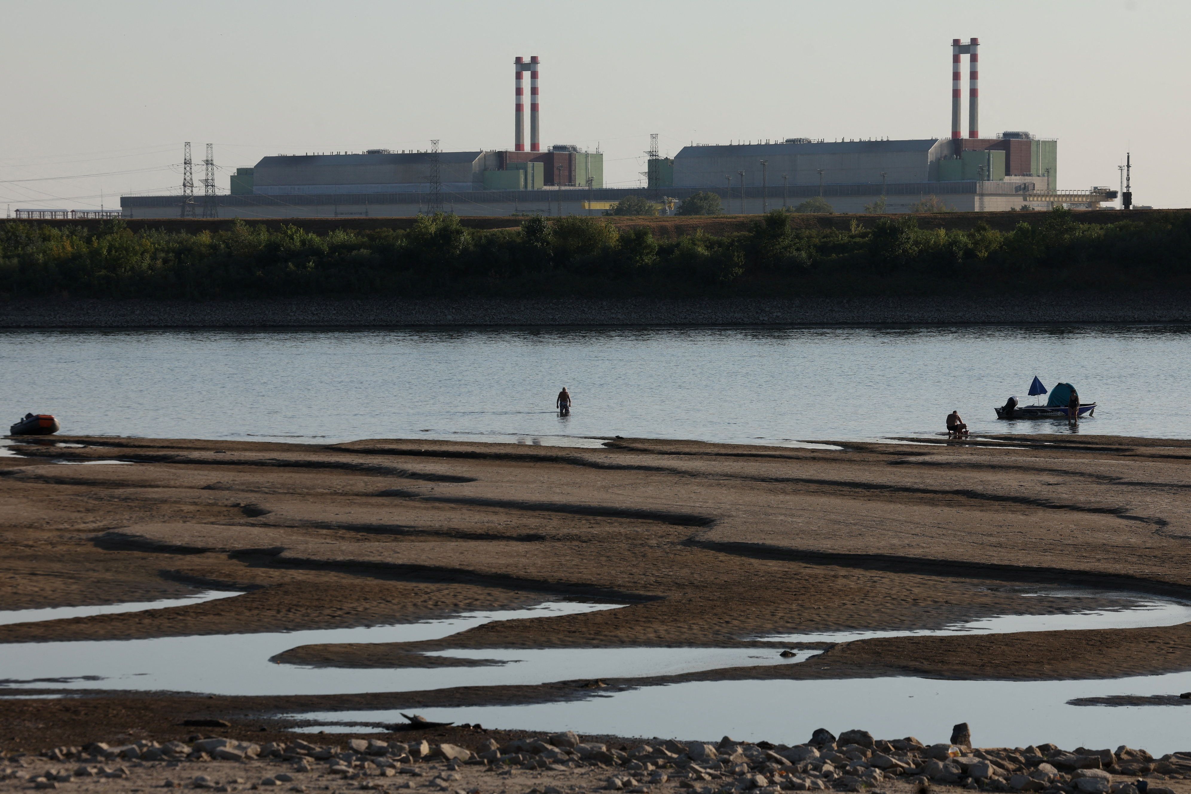 Die Nuklearanlage Paks - die Donau hat zu wenig Wasser zur Kühlung der Anlage.