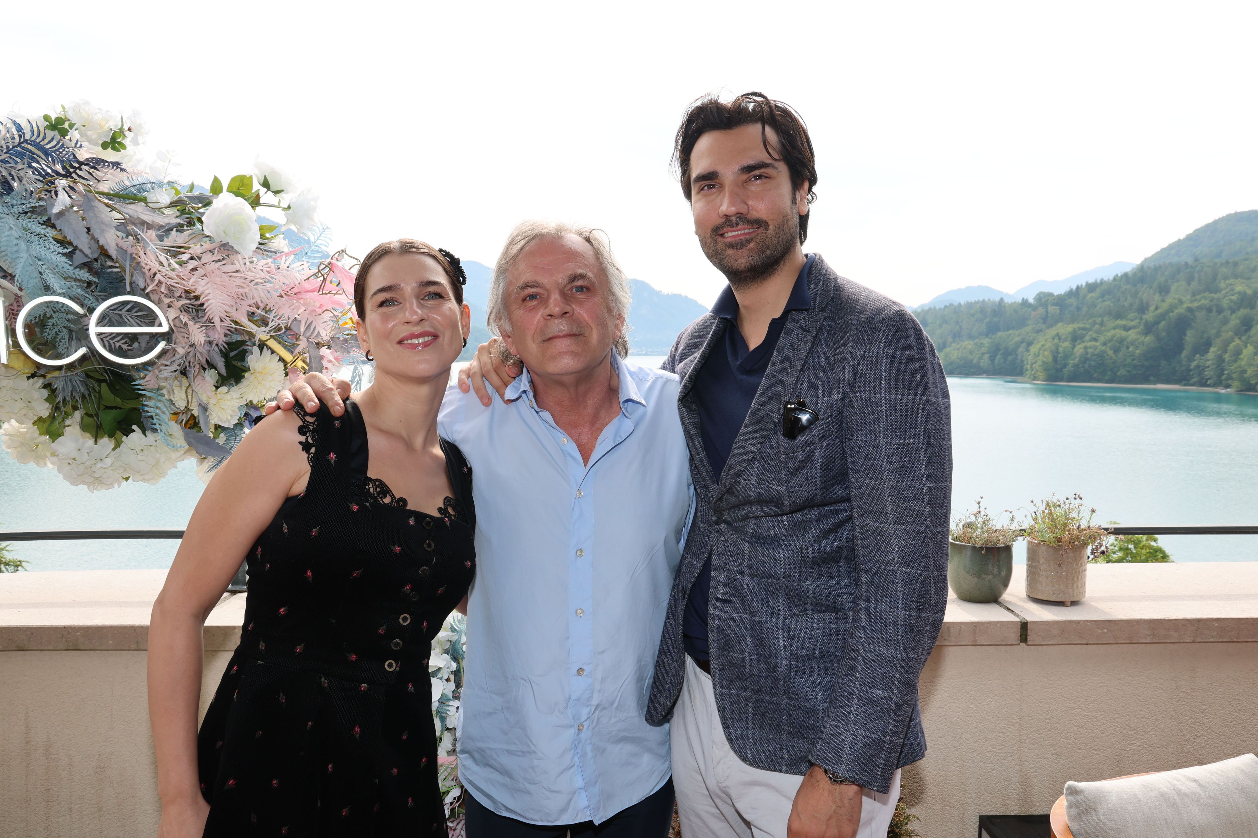 Festspielcocktail der Passauer Runde auf Schloss Fuschl. Sängerin Asmik Grigorian, Ex-Intendant Markus Hinterhäuser und Sänger Jonathan Tetelmann.