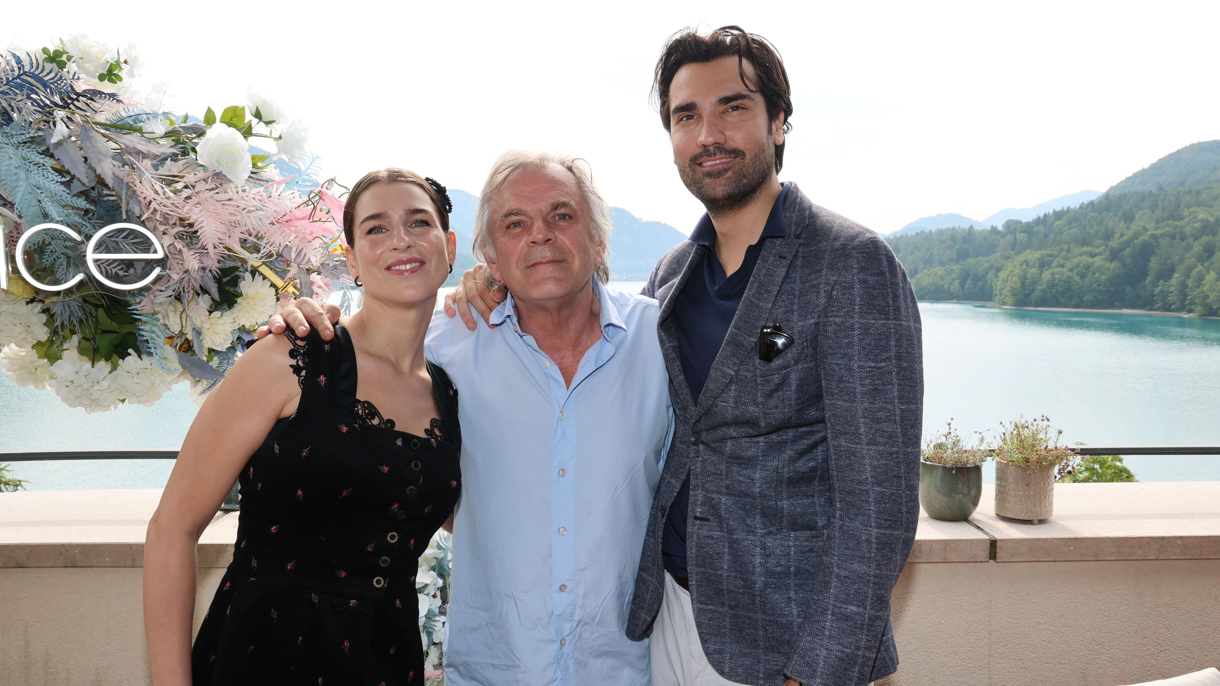 Festspielcocktail der Passauer Runde auf Schloss Fuschl. Sängerin Asmik Grigorian, Ex-Intendant Markus Hinterhäuser und Sänger Jonathan Tetelmann.