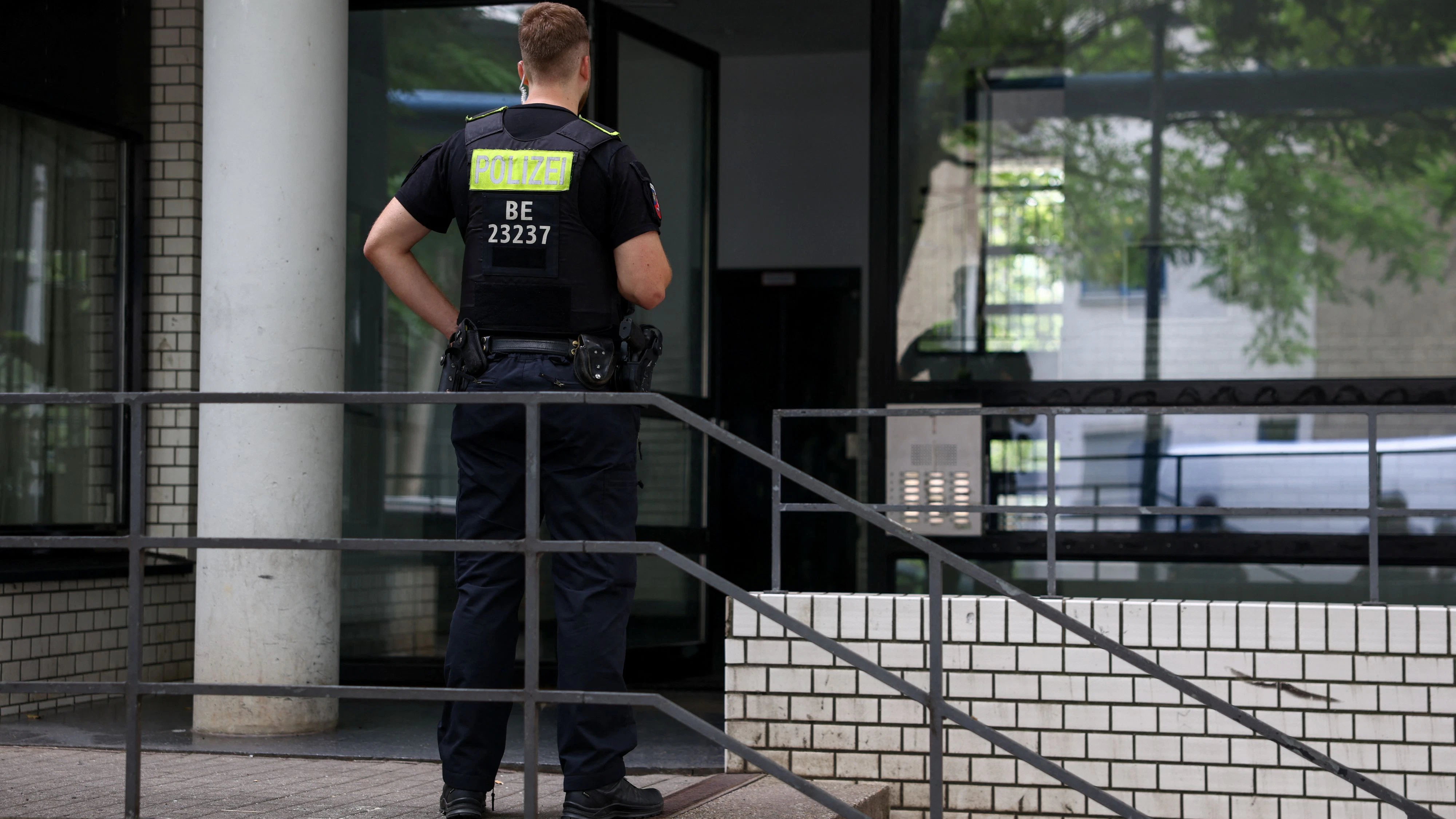 Heute.at - Syrer stößt Polizisten – nun rechnet Richter mit ihm ab