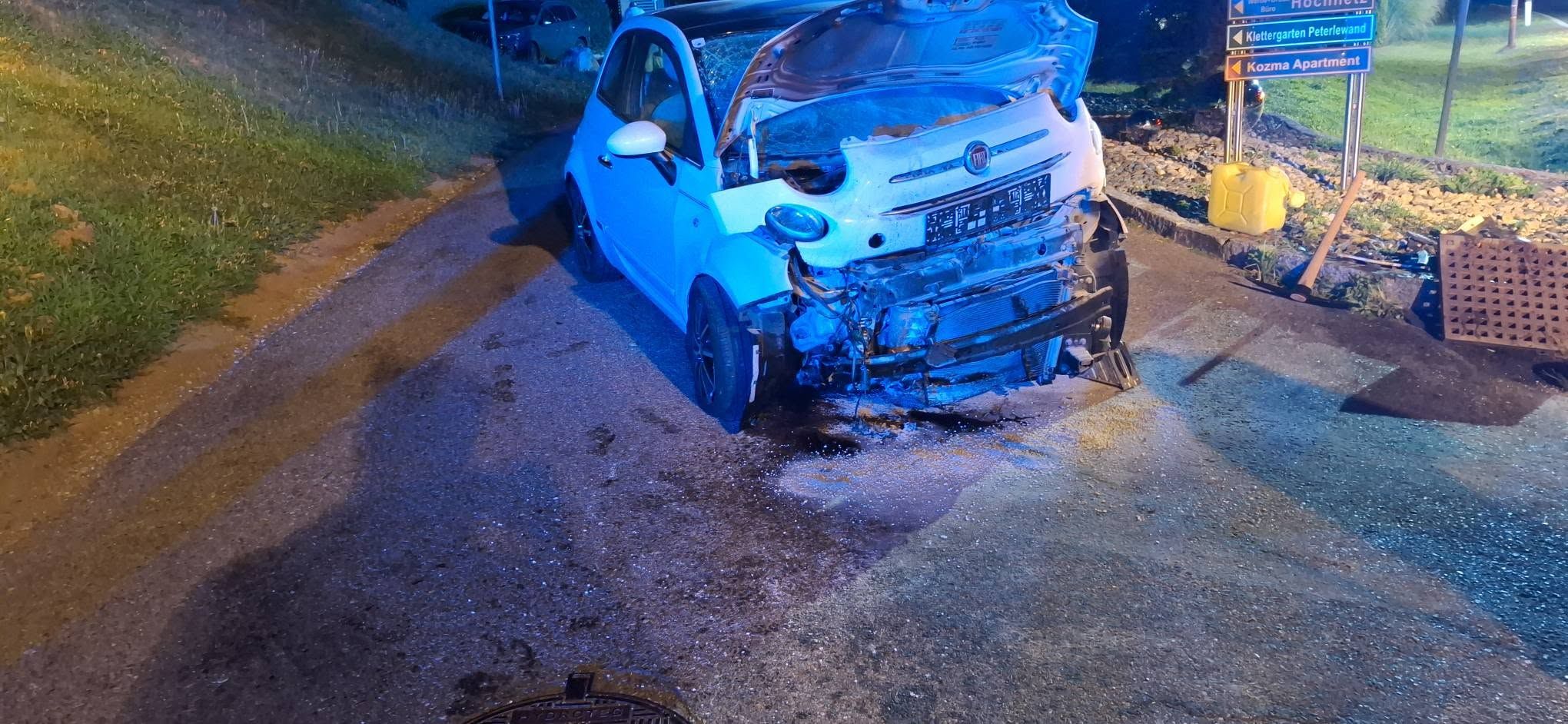 Das Auto geriet nach dem Unfall in Brand (Symbolbild).