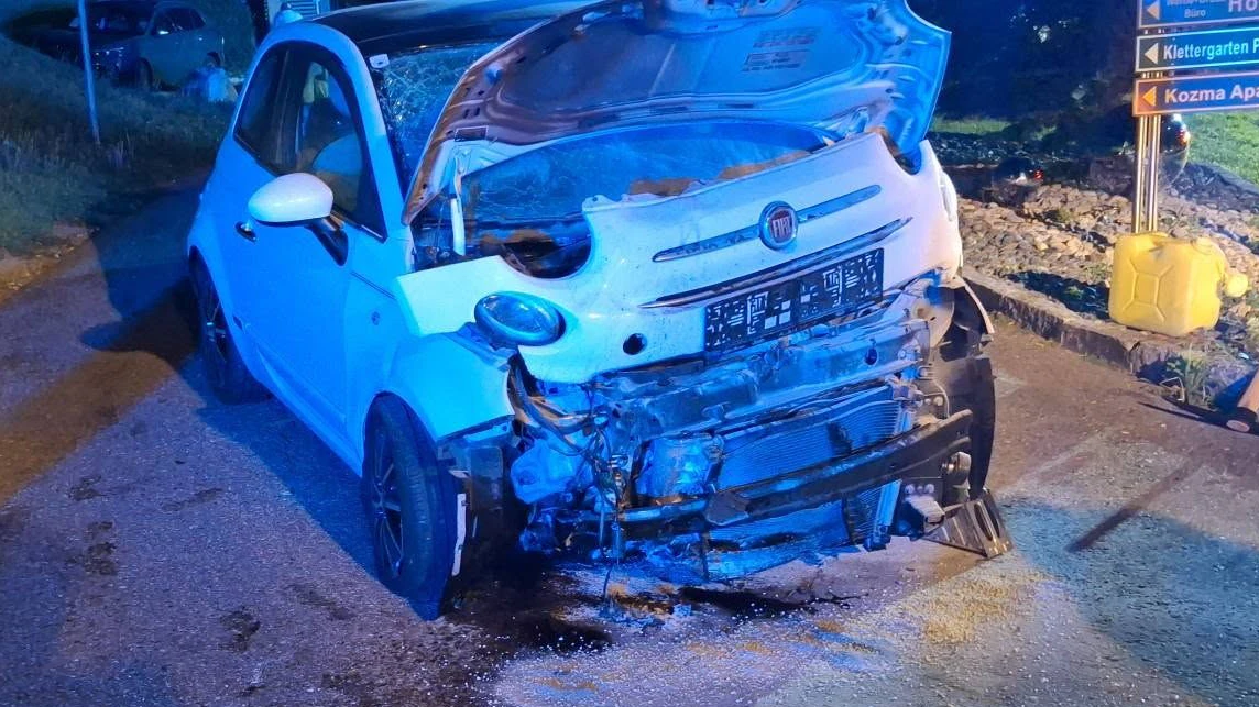 Heute.at - Auto nach Crash in Flammen – Lenkerin verletzt