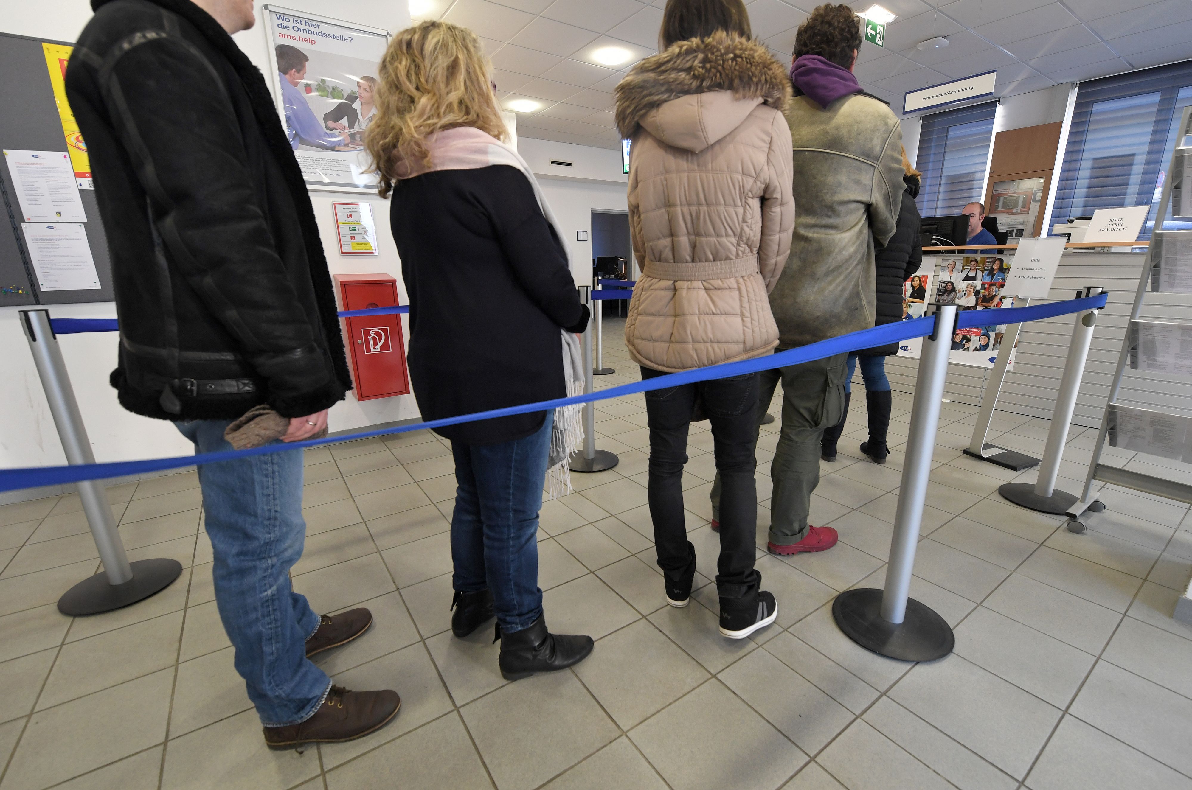 Die Arbeitslosigkeit liegt Ende Juli weiterhin um rund +8.900 (+3,1% auf rund 298.900) über dem Wert von 2025.