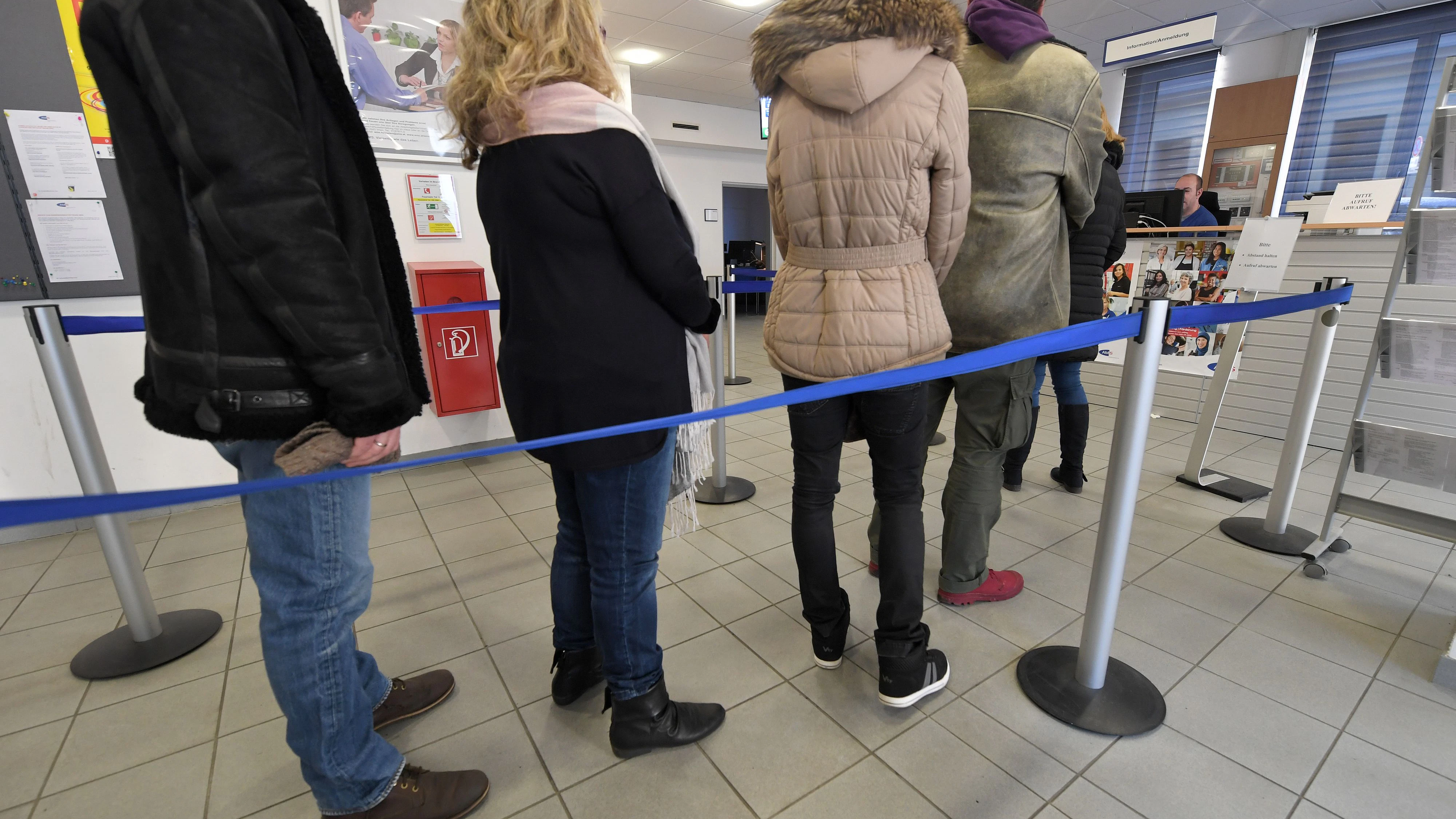 Heute.at - Neue Zahlen! So viele Menschen erhalten gerade AMS-Geld