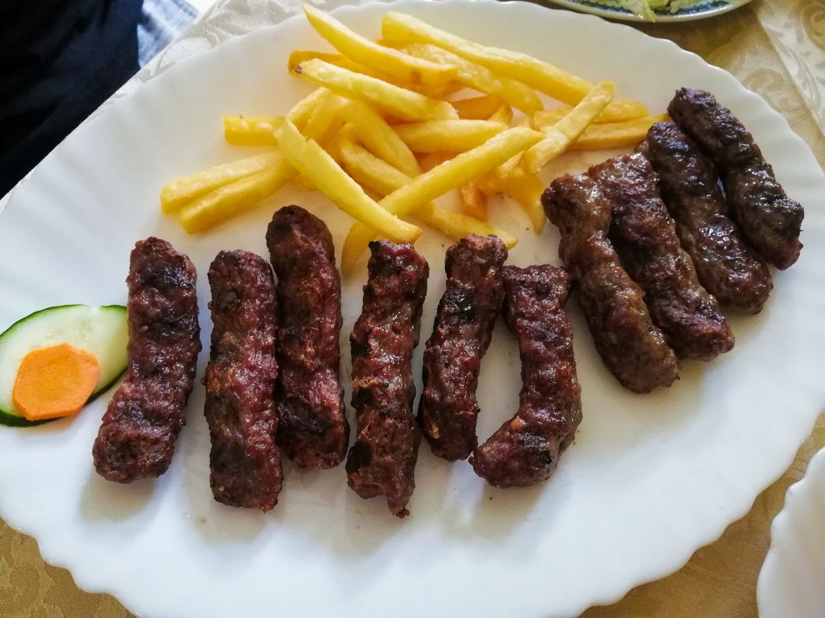 Der blinde 71-Jährige speiste nur sieben Mal in dem Balkan-Grill, verrechnet sollen ihm dabei fast 5.000 Euro worden sein.