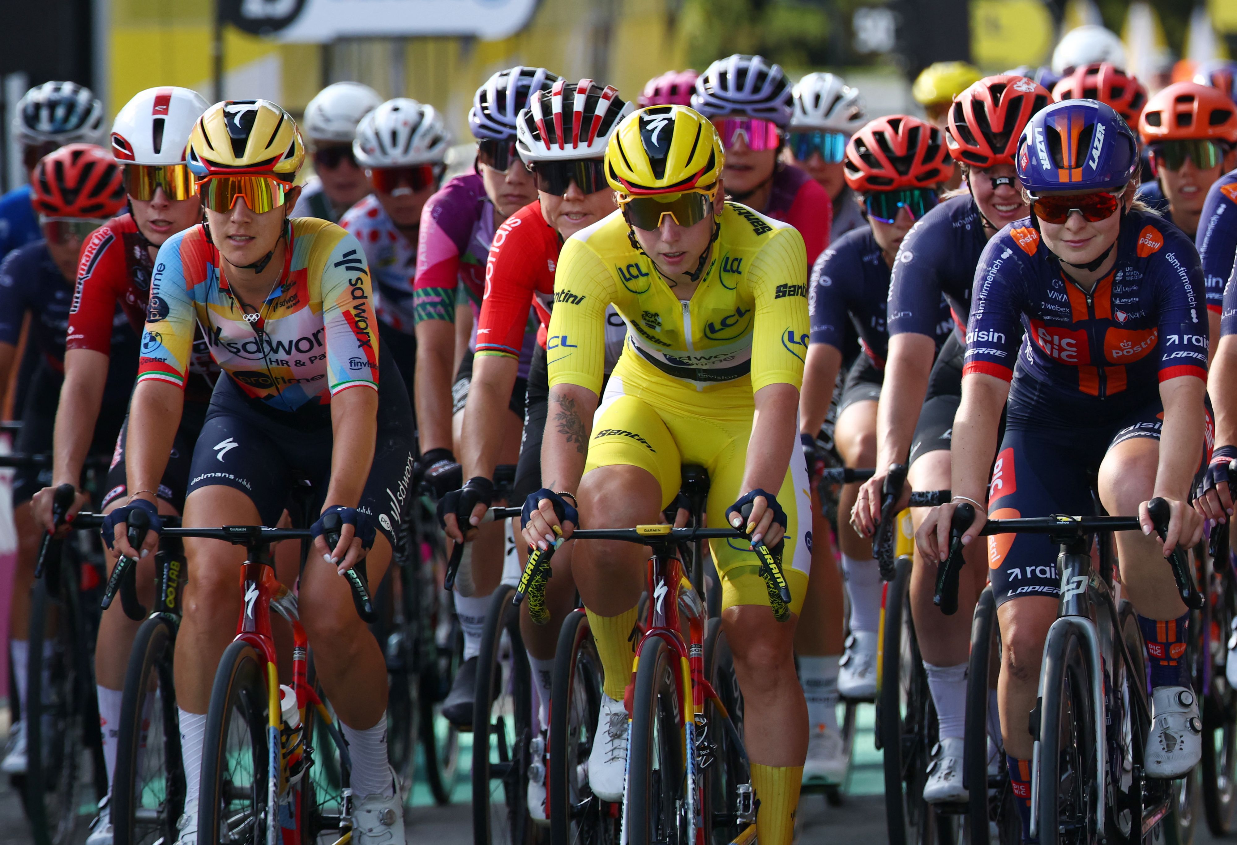 Bei der Tour de France Femmes machen Spekulationen über einen angeblichen BH-Trick die Runde. 