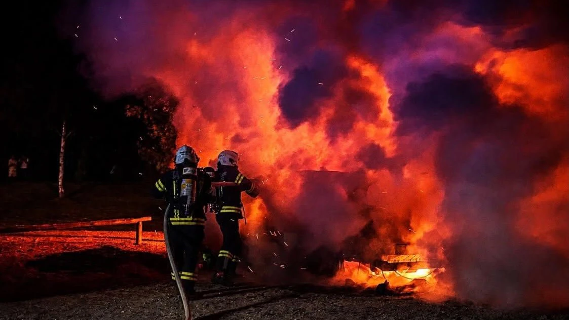 Heute.at - Flammen-Inferno! Auto brennt an See komplett aus