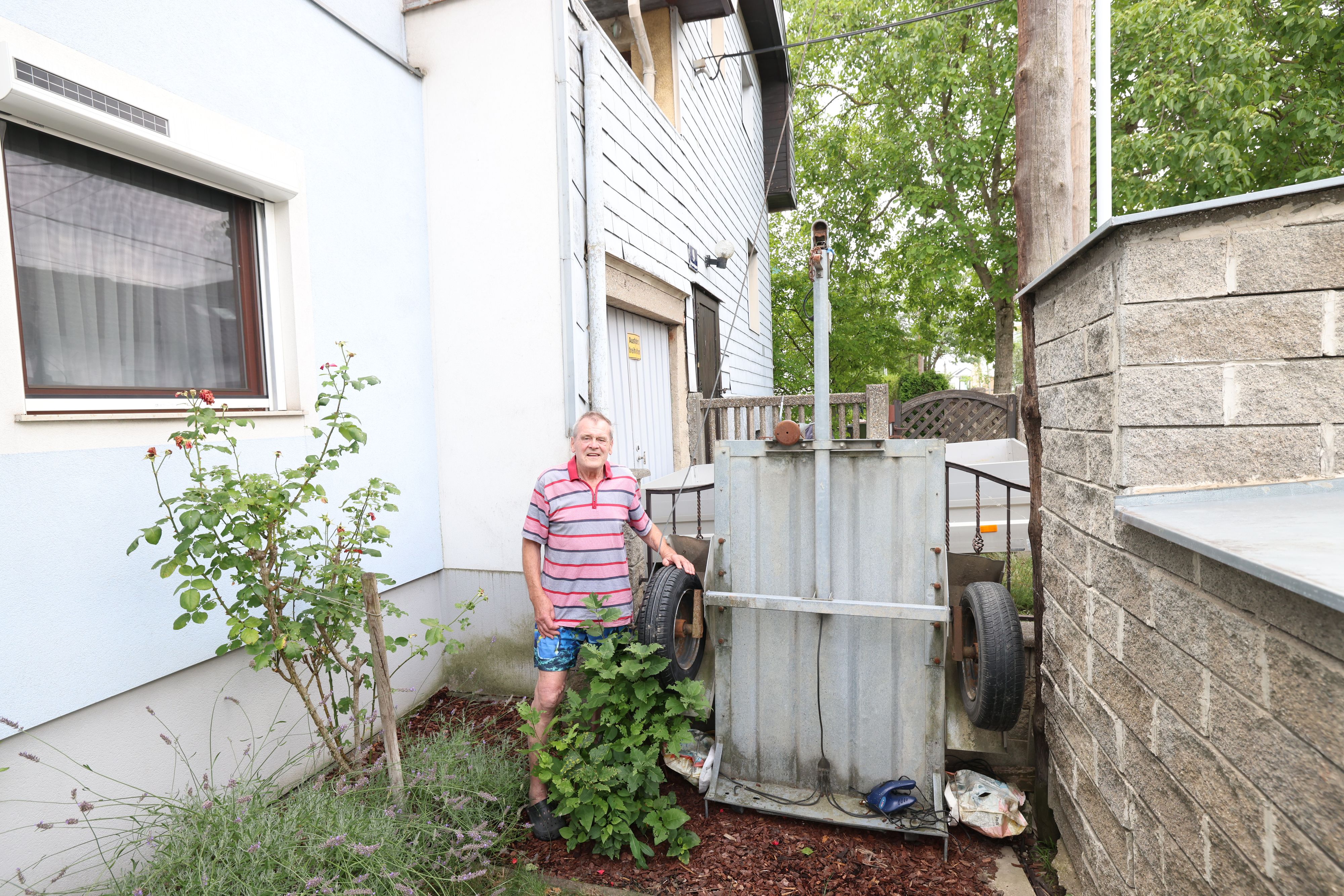 Gottlieb B. mit seinem Hänger im Garten in der Donaustadt
