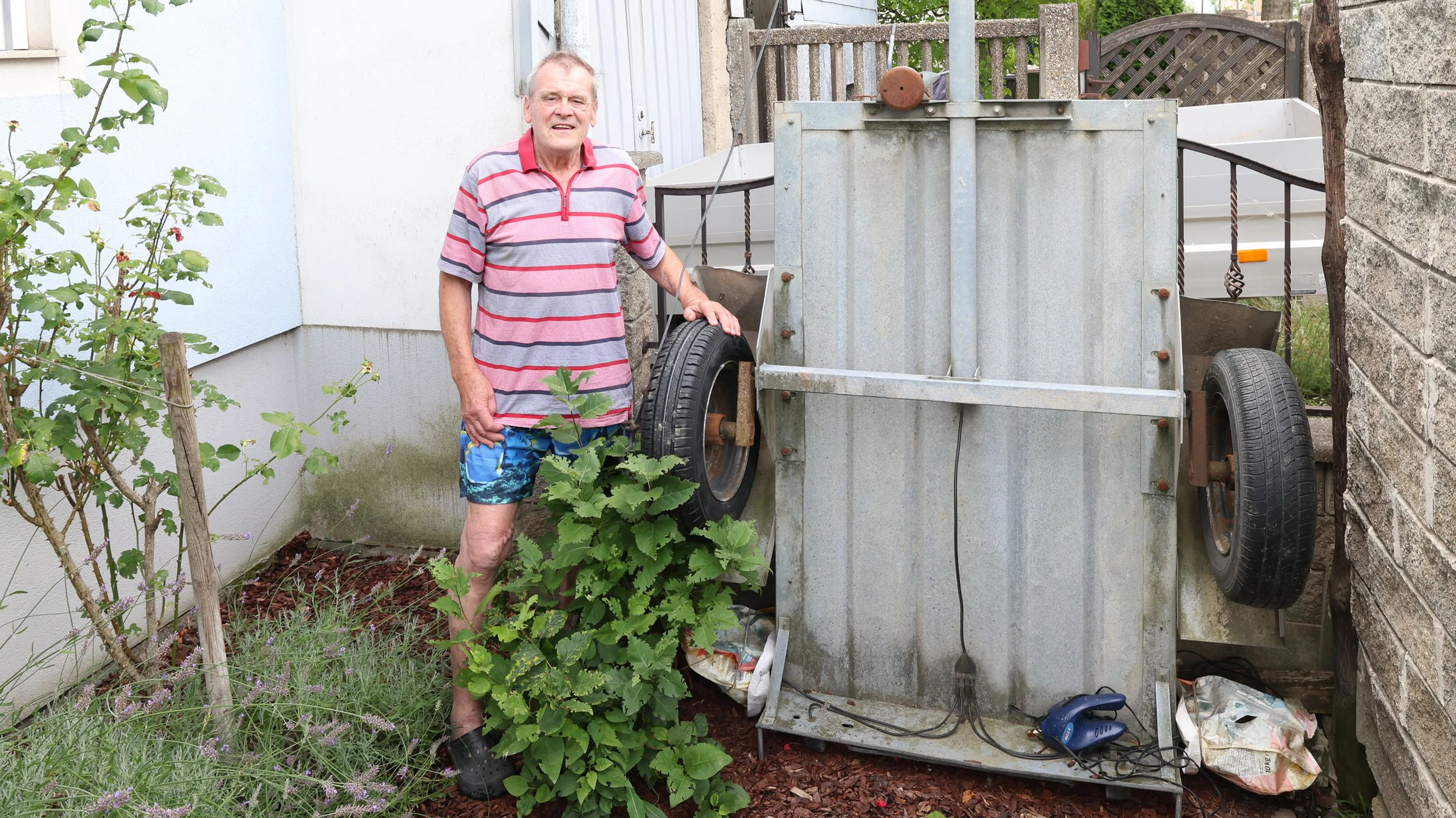 Gottlieb B. mit seinem Hänger im Garten in der Donaustadt