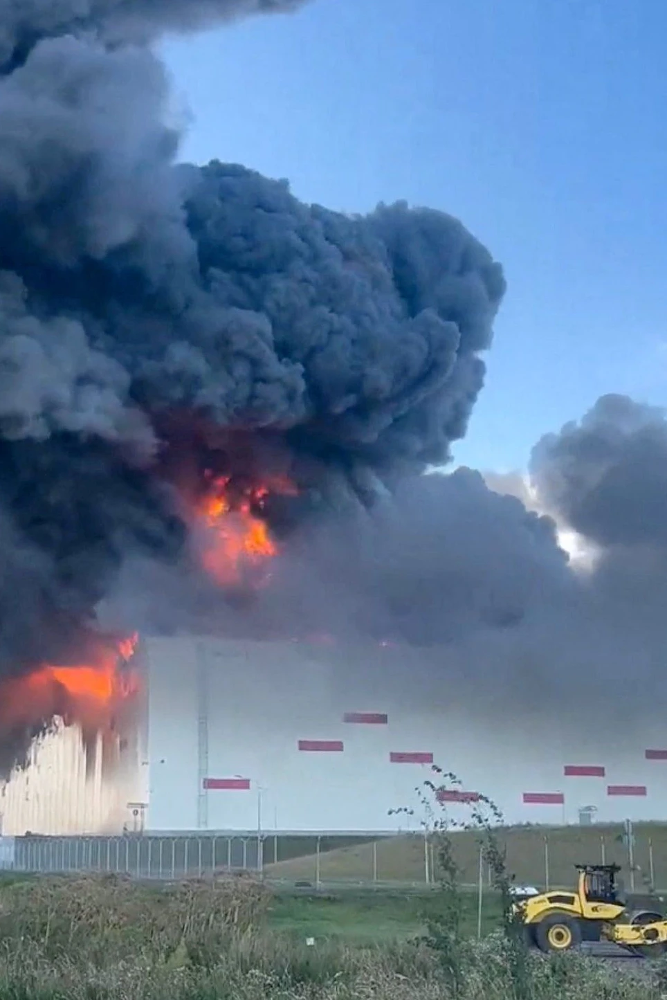Lichterloh in Flammen steht das Wildberries-Lager von Krasny Bor nahe Sankt Petersburg. Es wurde in der Nacht auf Dienstag von ukrainischen Drohnen getroffen
