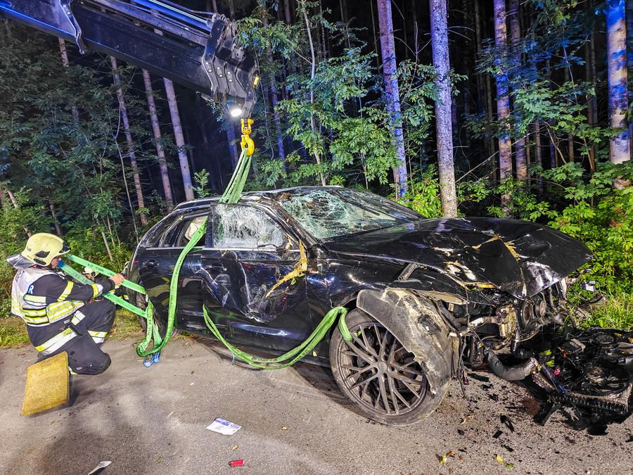 Das Auto überschlug sich spät nachts.