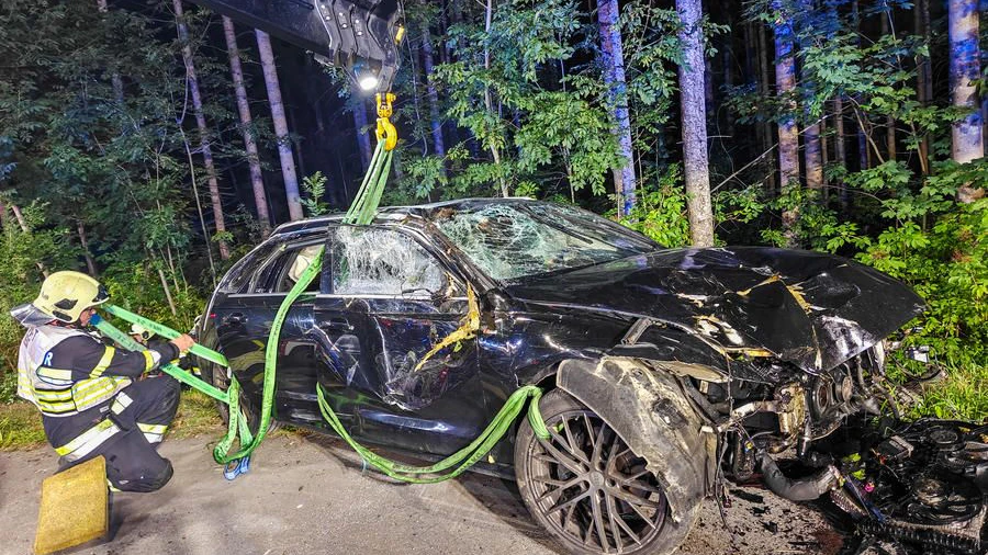Heute.at - Auto überschlägt sich bei Crash – Lenkerin eingeklemmt
