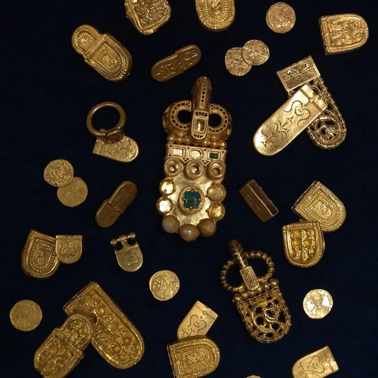 Der Goldschmuck wiegt nach der Reinigung mehr als 600 Gramm.