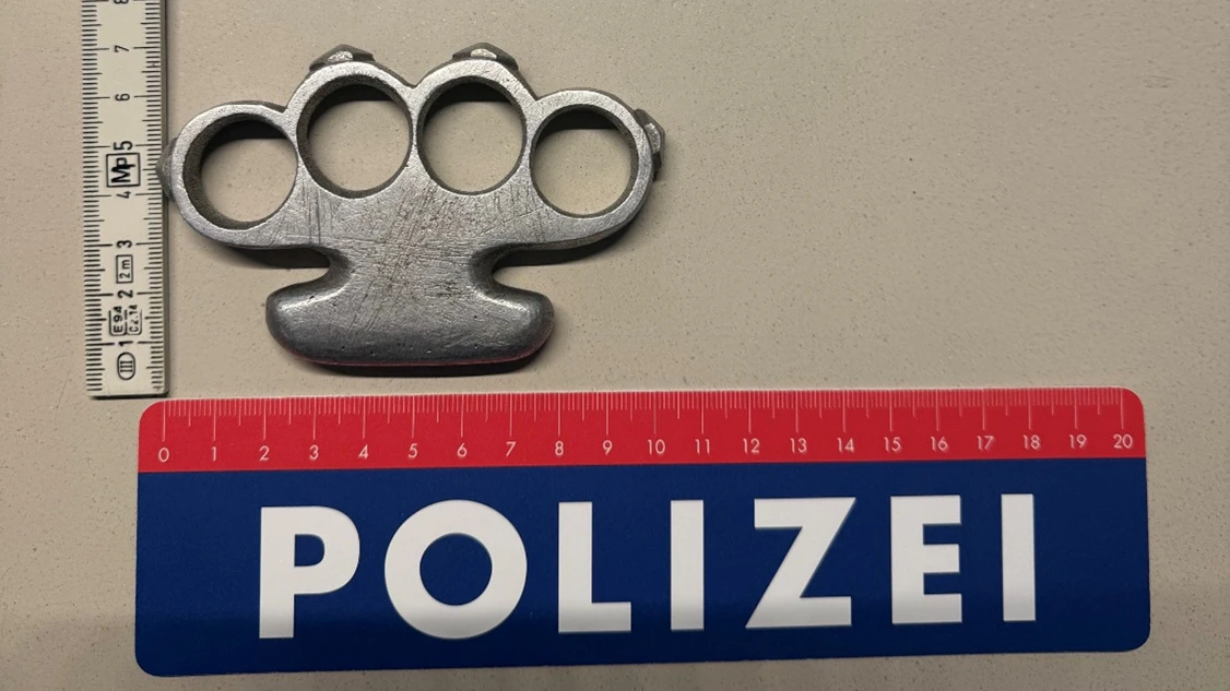 Bei der Durchsuchung seines Fahrzeugs entdeckten die Beamten laut Polizei einen Schlagring ...
