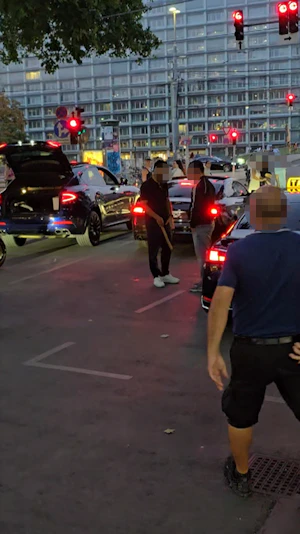 Hitzewelle Wien: Streit am Schwedenplatz eskaliert, Maserati-Lenker bedroht Taxifahrer mit Knüppel – couragierter Zeuge verhindert Gewalt.