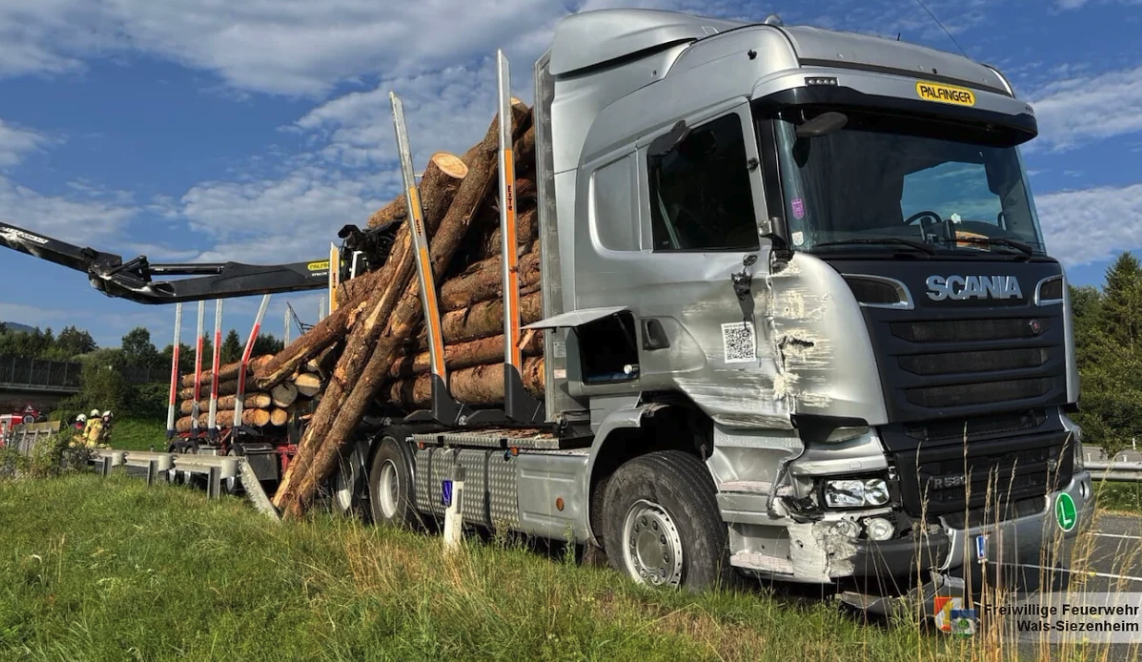 Der LKW blieb an einer Unterführung auf der L114 hängen.