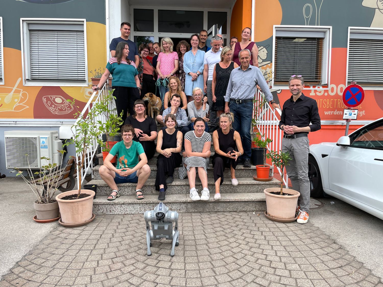 Heute.at - Roboterhund KI-tty hilft bei der Tafel Österreich aus