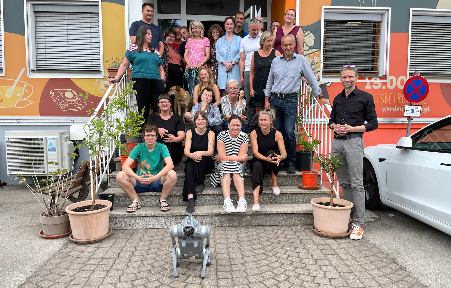 Heute.at - Roboterhund KI-tty hilft bei der Tafel Österreich aus