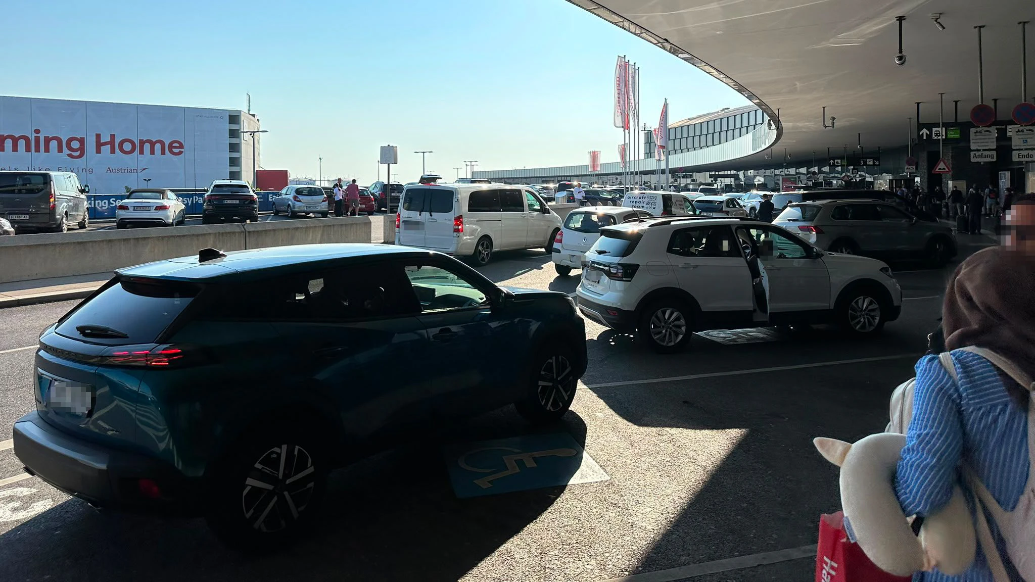 Heute.at - Pärchen küsst sich am Airport und kassiert eine Strafe