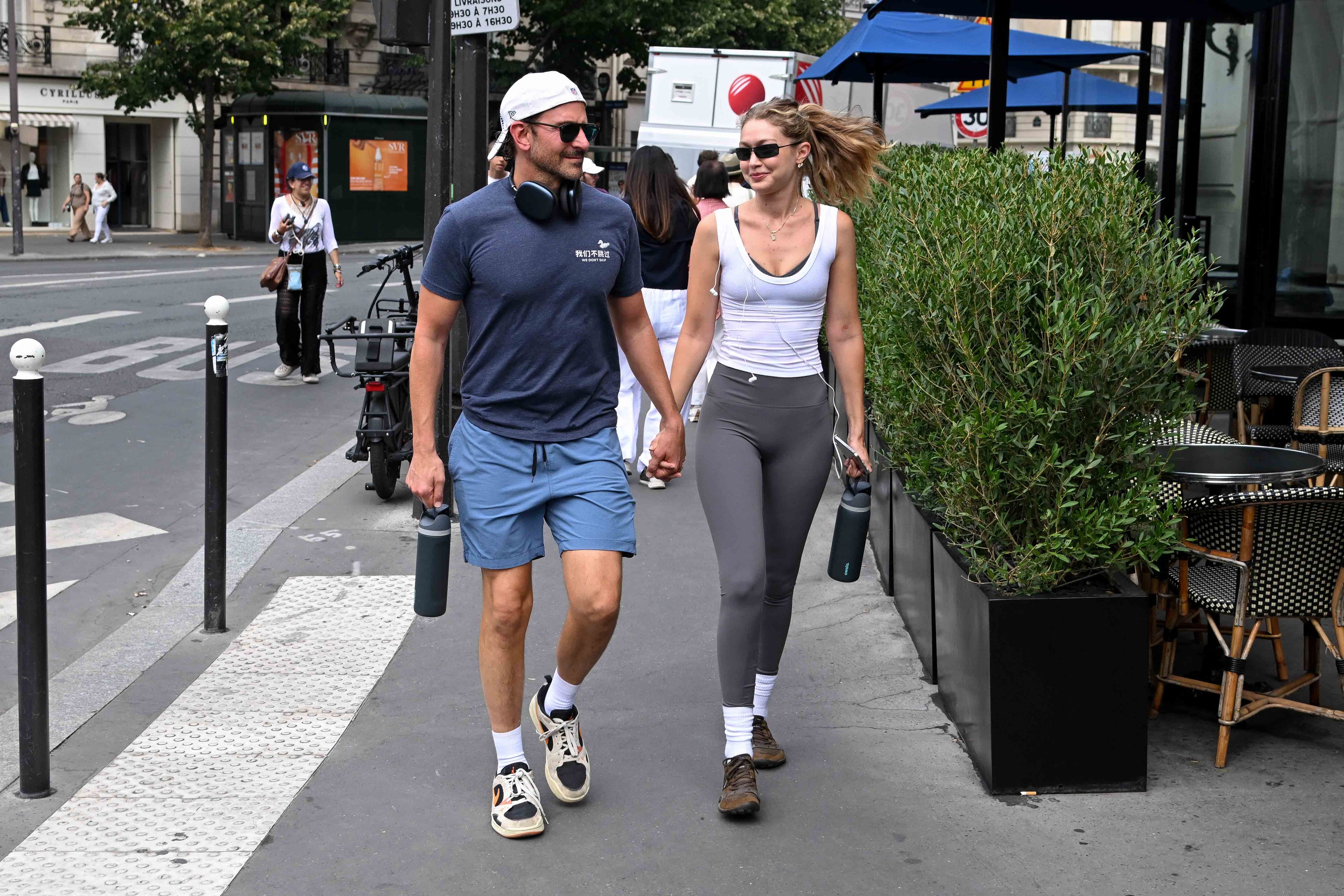 Bradley Cooper und Gigi Hadid schlendern in Sportkleidung durch Paris.