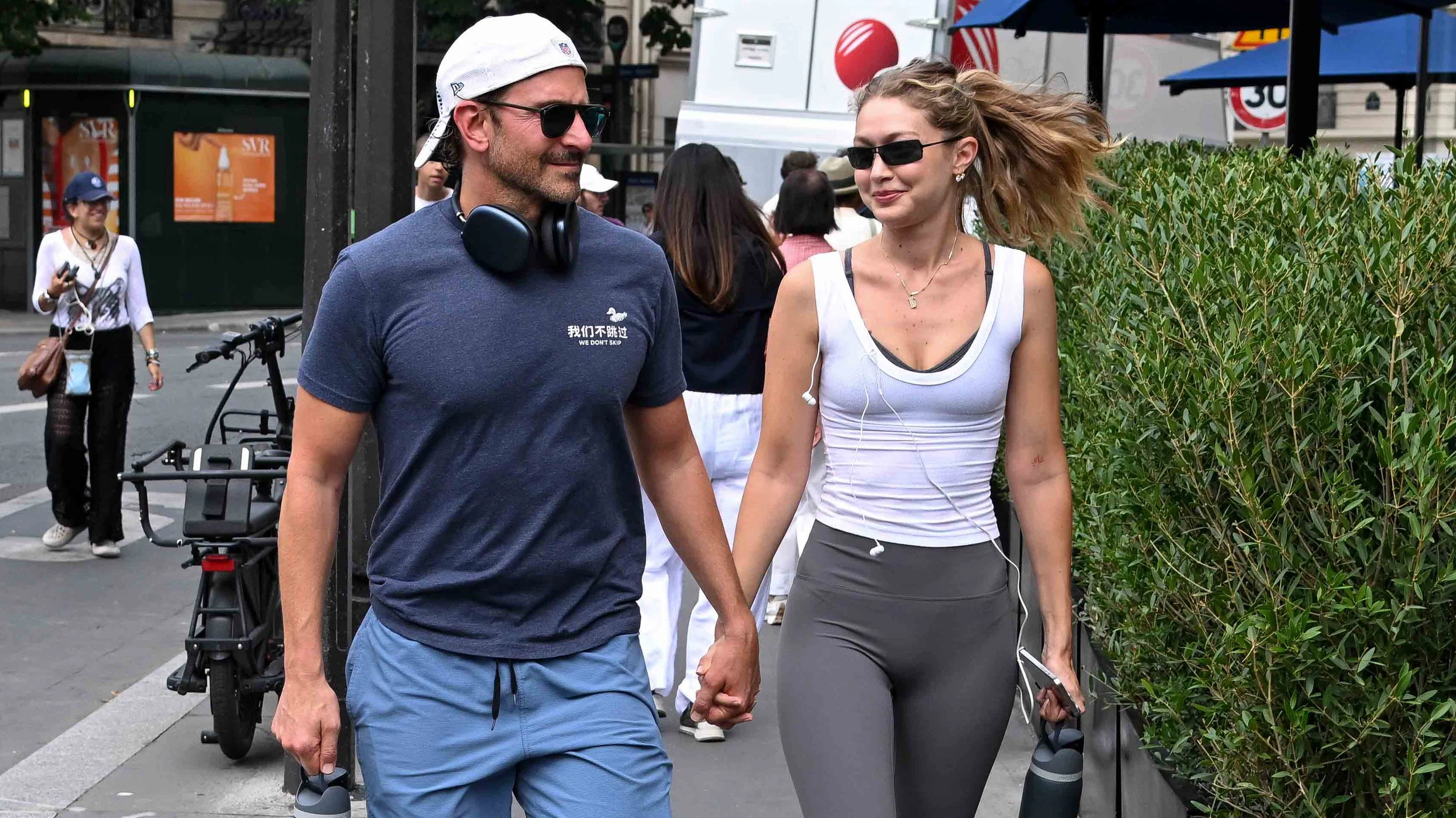 Bradley Cooper und Gigi Hadid schlendern in Sportkleidung durch Paris.