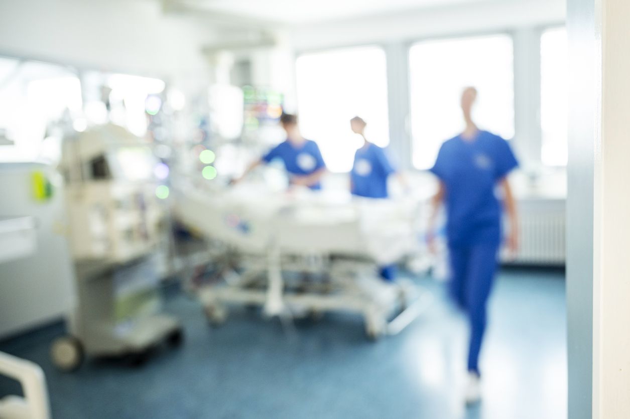 Mehrere Patienten liegen mit schweren Lungenerkrankungen auf der Intensivstation.