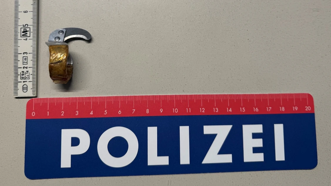 ... sowie ein Ringmesser.