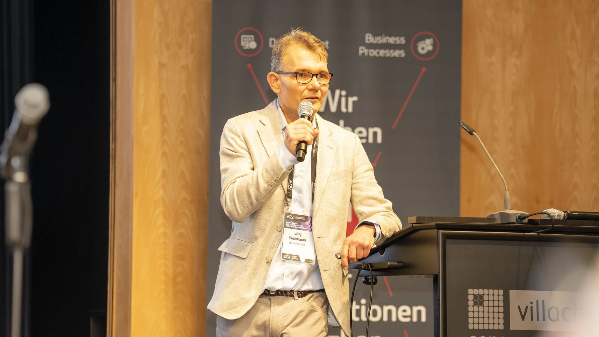 Jörg Steinbauer bei seinem Vortrag auf der ADV eGovernment-Konferenz in Villach.