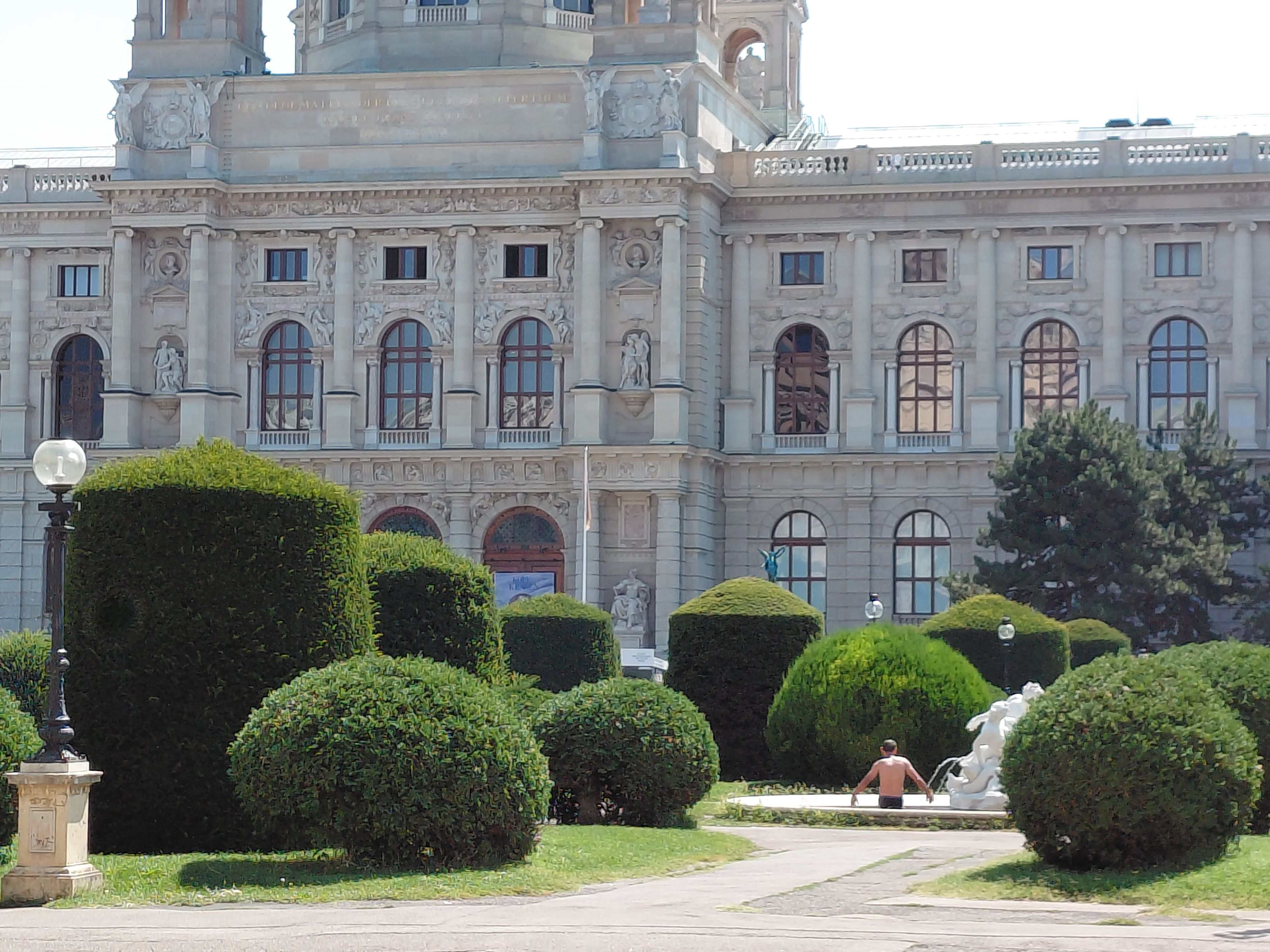 In der Wiener City kühlte sich ein Mann zwischen dem Kunst- und dem Naturhistorischen Museum ab.