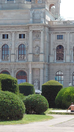 Hitzewelle in Österreich: Rekordtemperaturen führen in Wien zu kreativen Abkühlungen – Behörden warnen vor Baden in Brunnen.