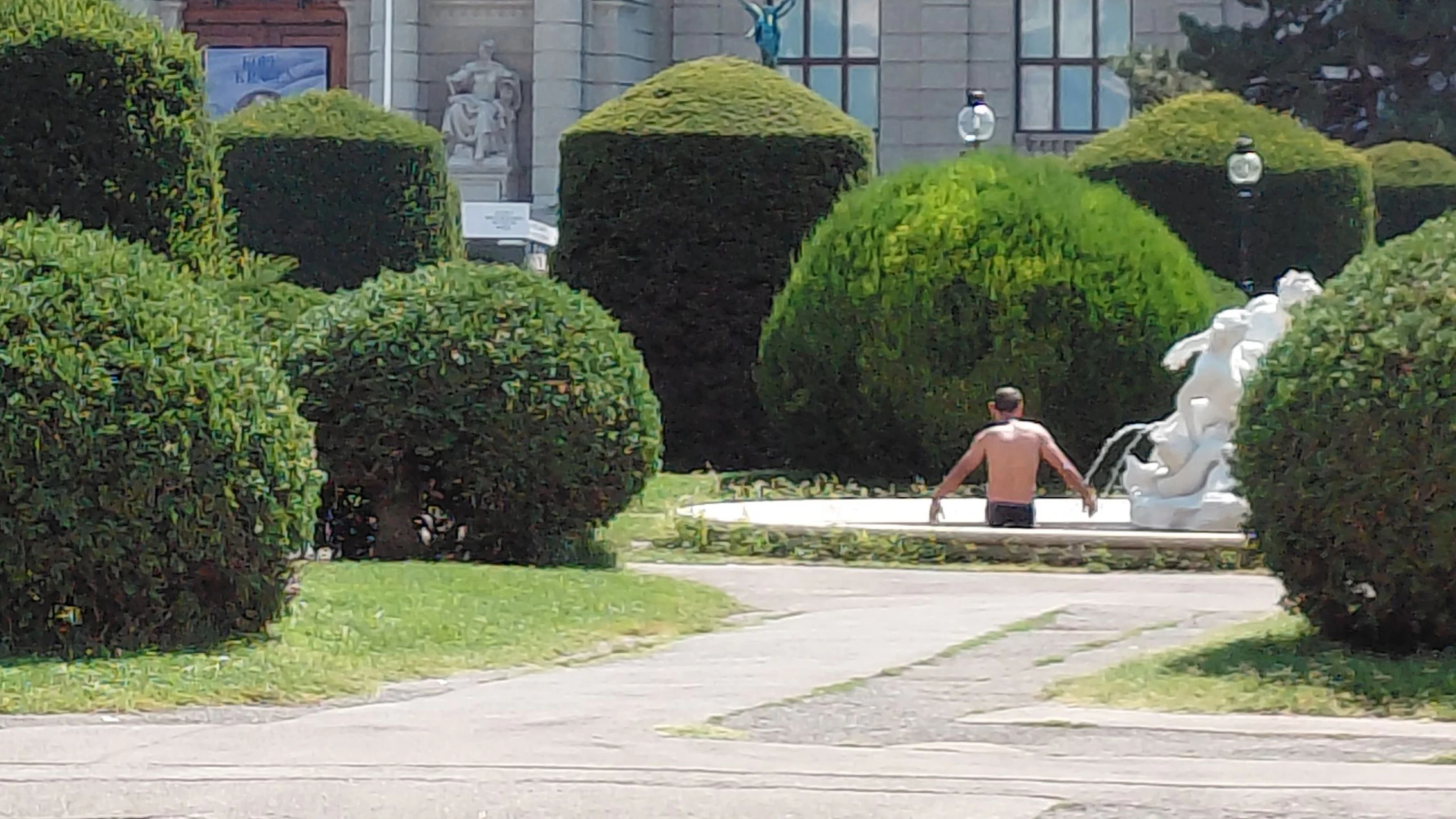 Heute.at - Hitze nicht gepackt – Wiener kühlt sich in Brunnen ab