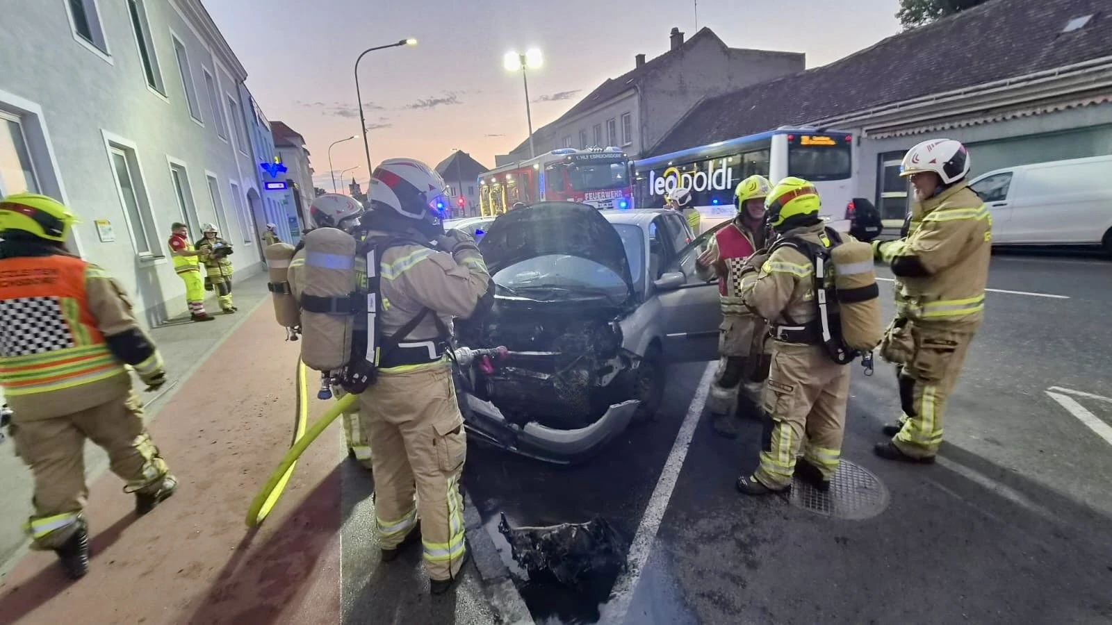 Heute.at - Lenker fährt mit brennendem Auto durch die Stadt