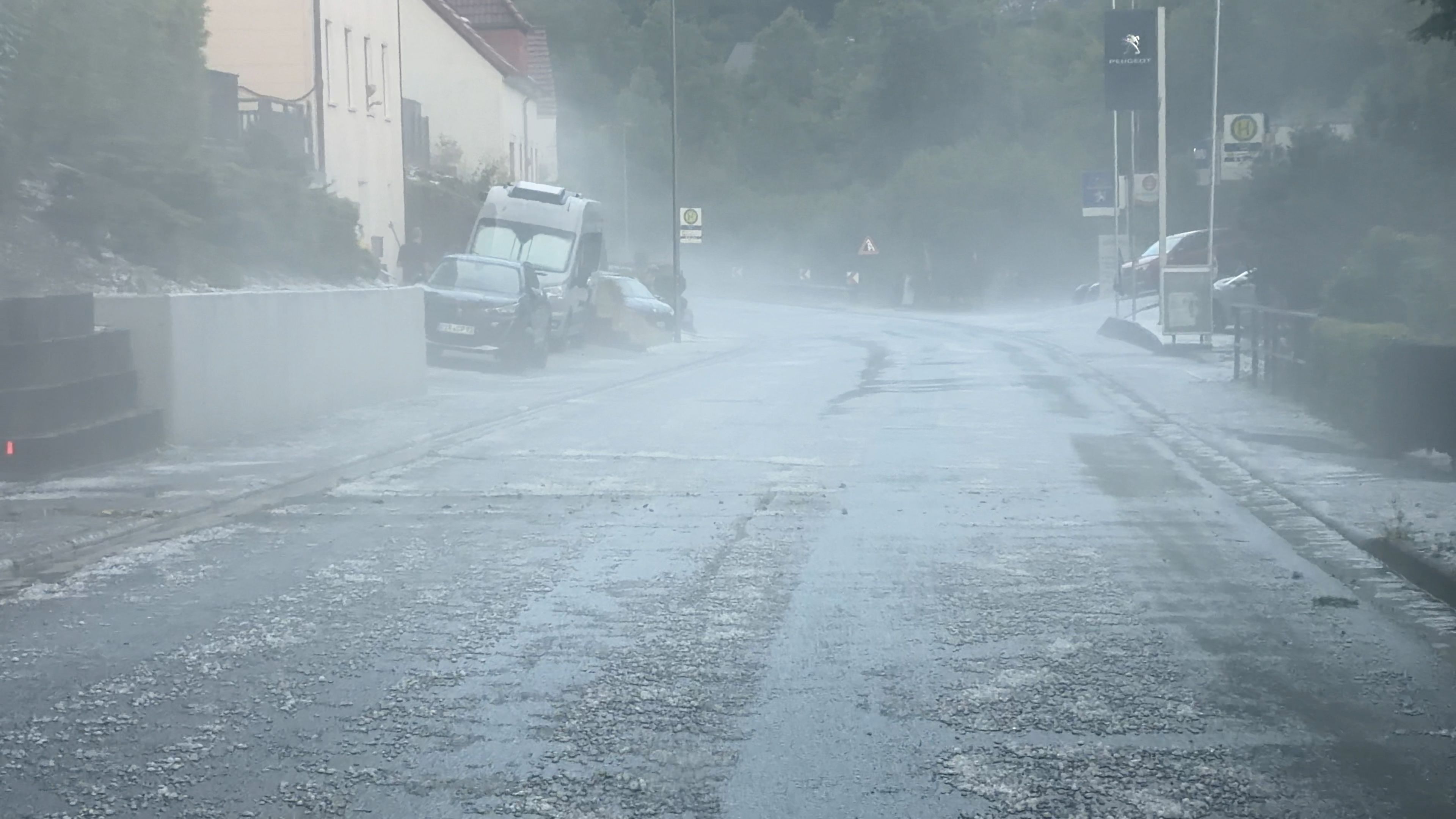 Heute.at - Bis zu 40 Zentimeter Hagel – Ort färbt sich weiß