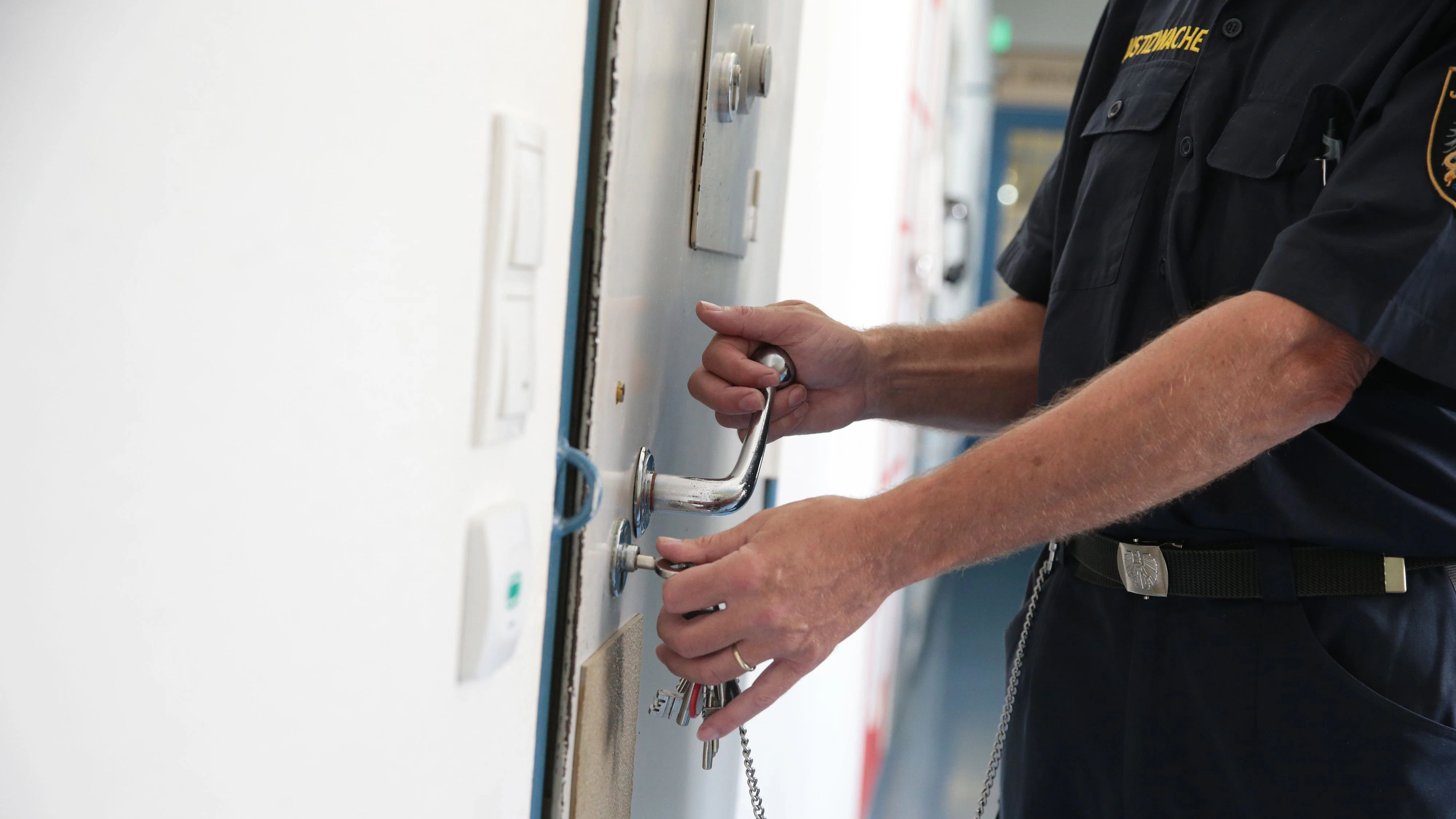 Heute.at - Gehalt im Gefängnis – So viel verdient eine Justizwache
