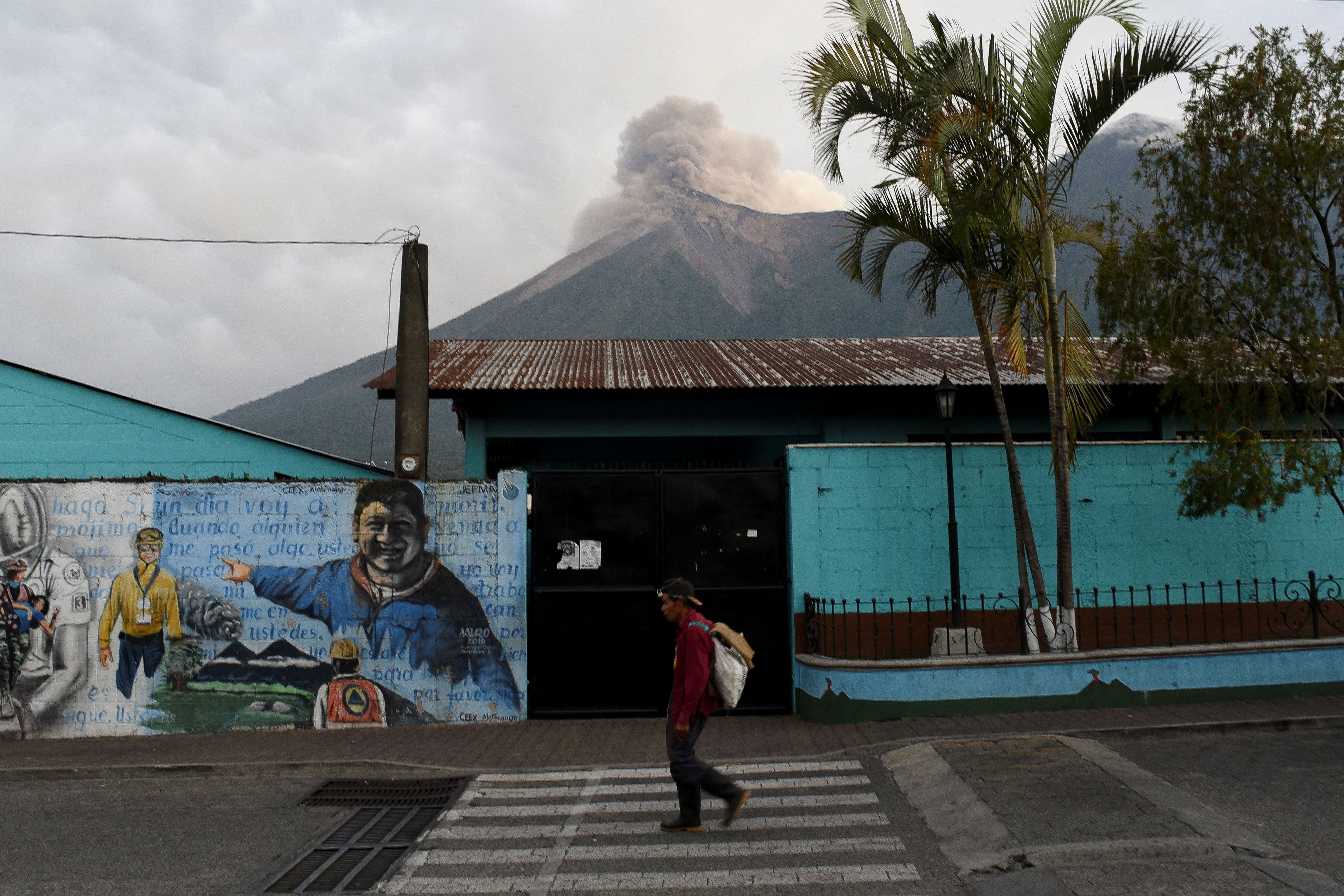 Mindestens 350 Bewohner aus den Dörfern El Porvenir und Las Lajitas mussten laut Feuerwehr nach San Juan Alotenango in eine Notunterkunft gebracht werden. Der Ausbruch hat am Montag in der Früh begonnen. 