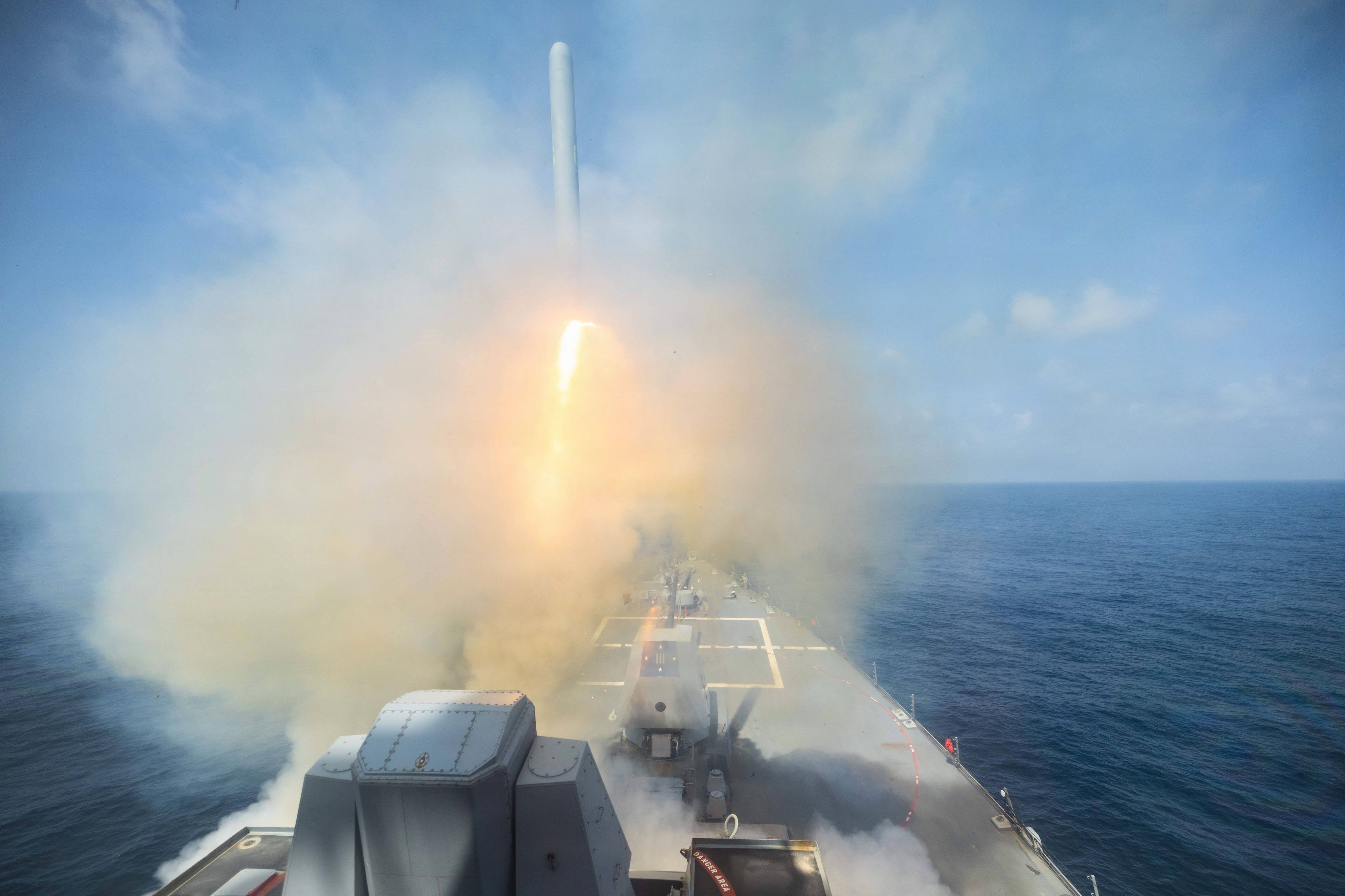 28. Februar 2026: Der Lenkwaffenzerstörer der Arleigh-Burke-Klasse der US-Marine, die USS Spruance, feuert im Rahmen der Operation 