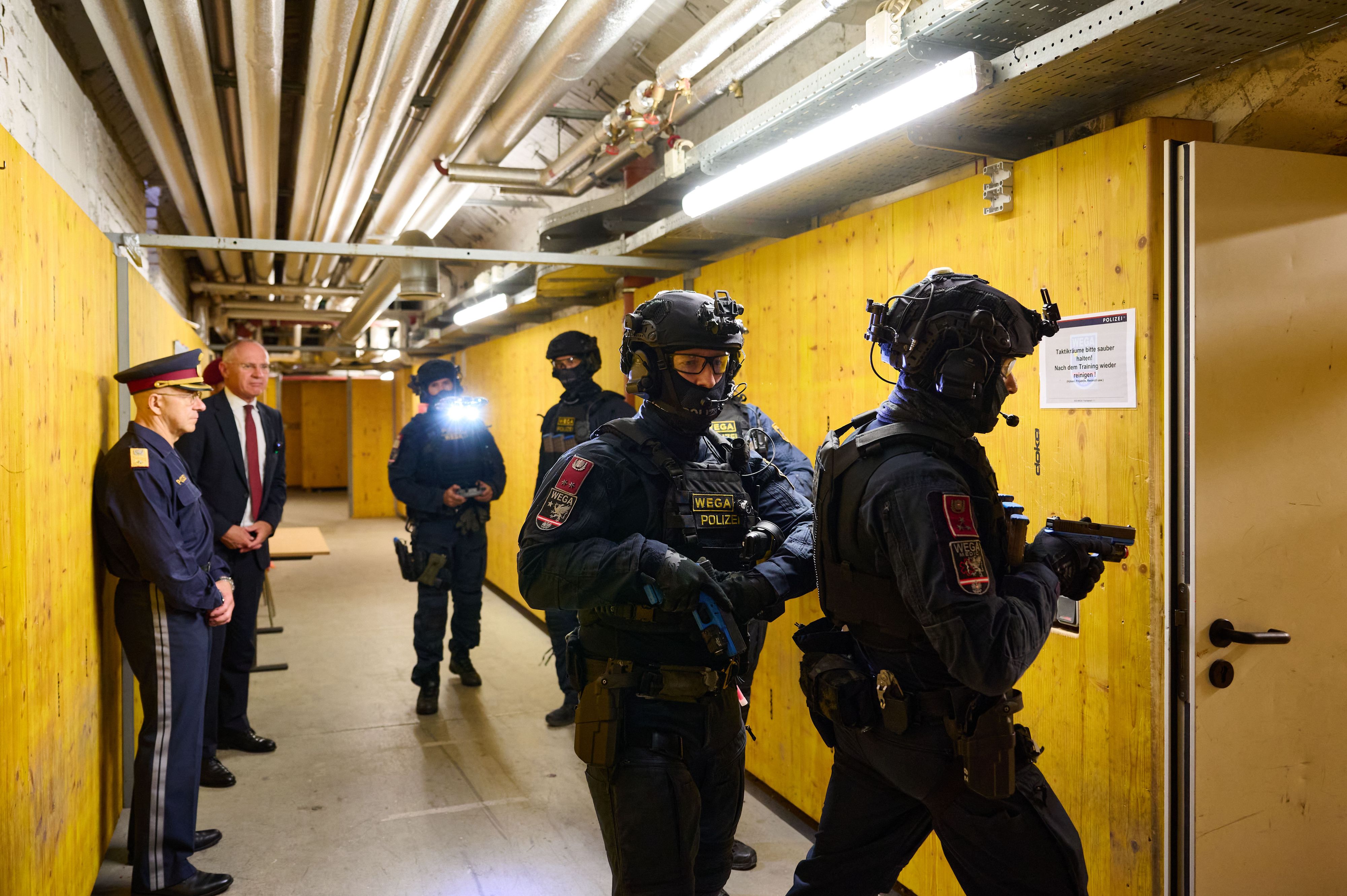 Die rund 250 Beamten der Wiener Einsatzgruppe Alarmabteilung (WEGA) erhalten 300 neue taktische Plattenträger.
