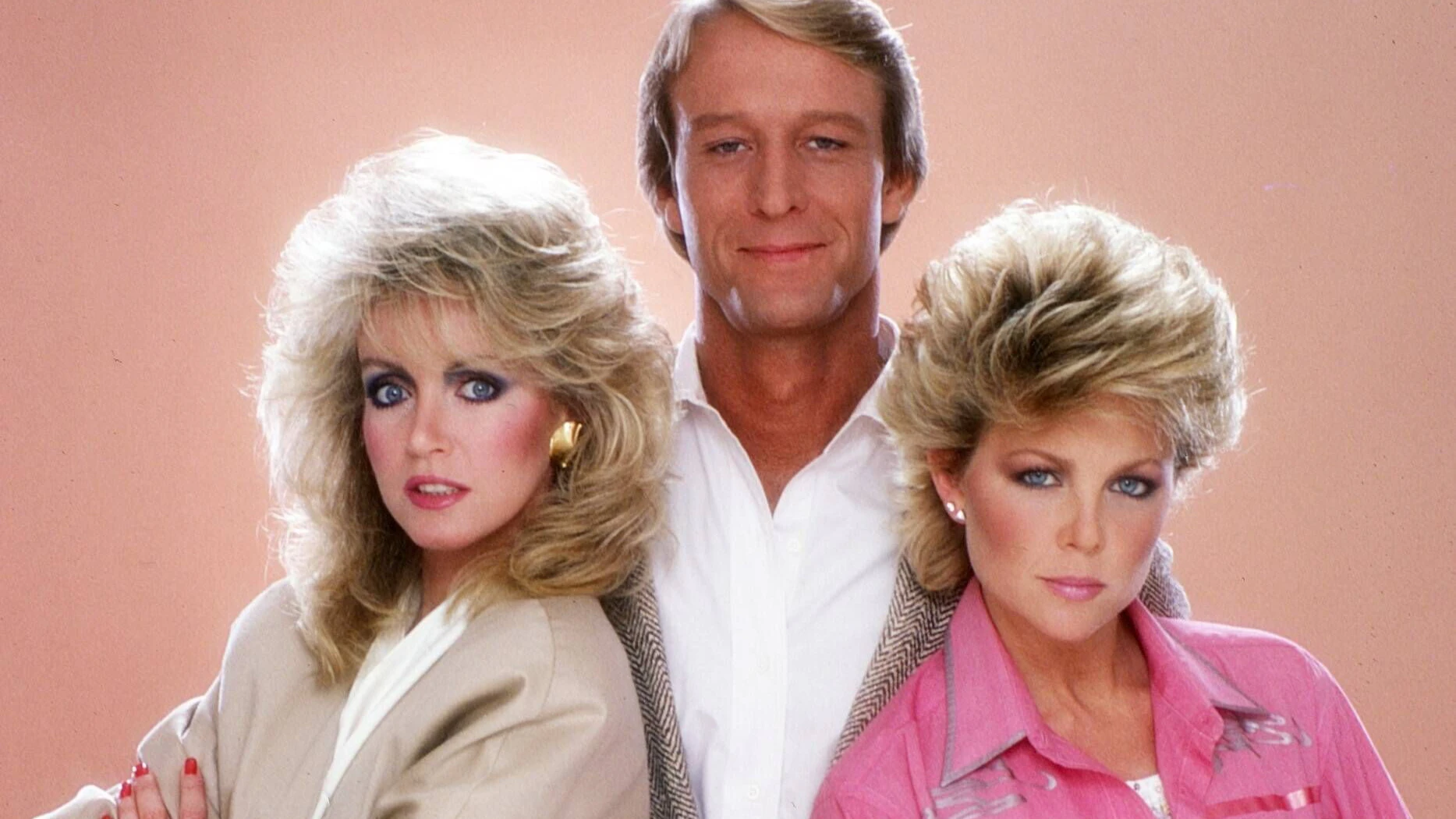 KNOTS LANDING, from left: Donna Mills, Ted Shackelford, Lisa Hartman, 1984, 1979-1993. ph: Mario Casilli /TV Guide / CBS /Courtesy Everett Collection Ref:TSDKNLA CB005 PUBLICATIONxINxGERxSUIxAUTxONLY Copyright: xx TSDKNLA CB005