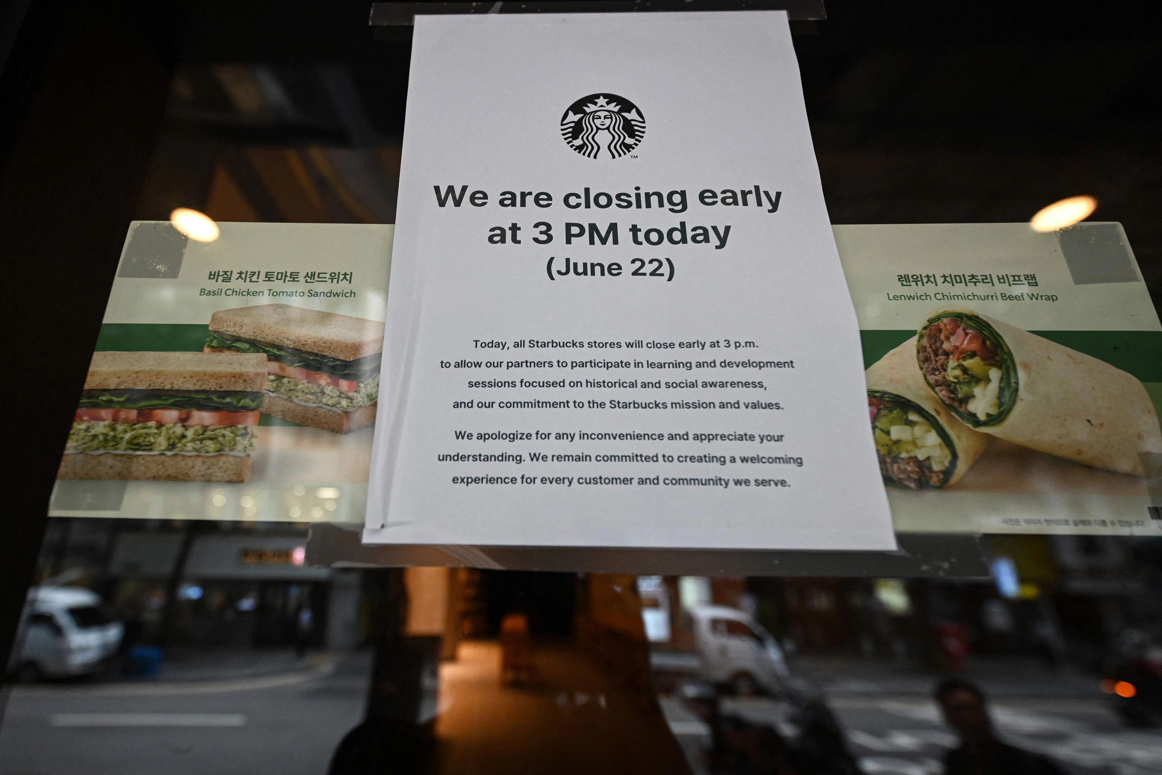 Um Verantwortung wahrzunehmen, sperrte Starbucks am 22. Juni sämtliche gut 2.000 Läden in Südkorea bereits um 15 Uhr zu und schickte seine Mitarbeiter in Sensibilitäts-Schulungen