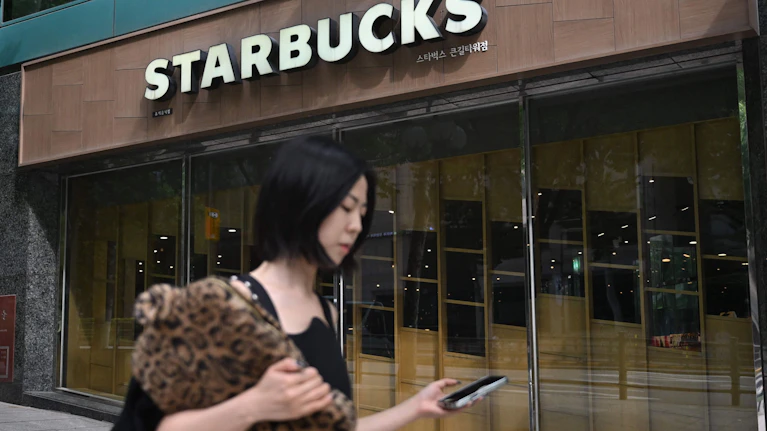 Dummheit oder Kalkül? In Südkorea hat eine schrecklich schief gelaufene Marketingaktion der Coffeeshop-Kette Erinnerungen an ein Militär-Massaker an Studenten wachgerufen und einen Skandal ausgelöst. Nun durchsuchte sogar die Polizei die Firmenzentrale.