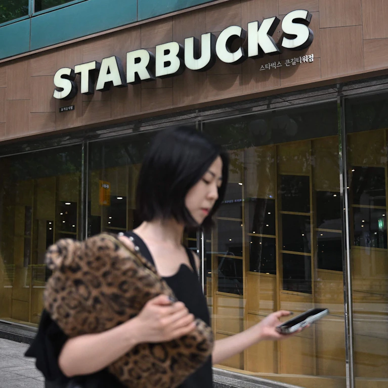Dummheit oder Kalkül? In Südkorea hat eine schrecklich schief gelaufene Marketingaktion der Coffeeshop-Kette Erinnerungen an ein Militär-Massaker an Studenten wachgerufen und einen Skandal ausgelöst. Nun durchsuchte sogar die Polizei die Firmenzentrale.